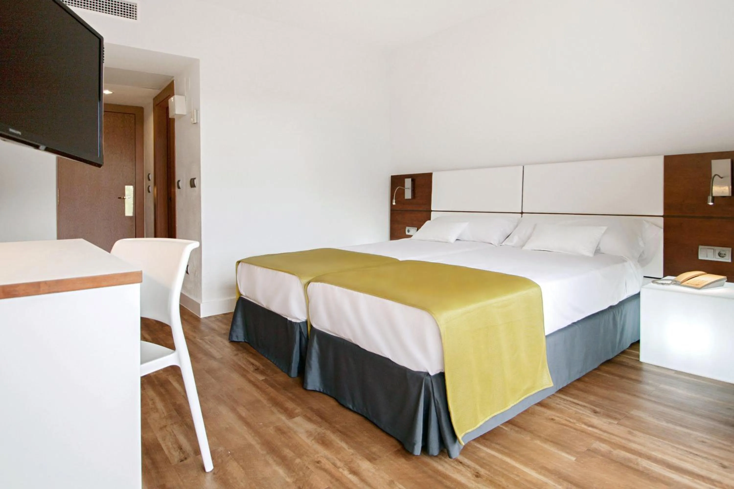 Photo of the whole room, Bed in Globales Cala Blanca