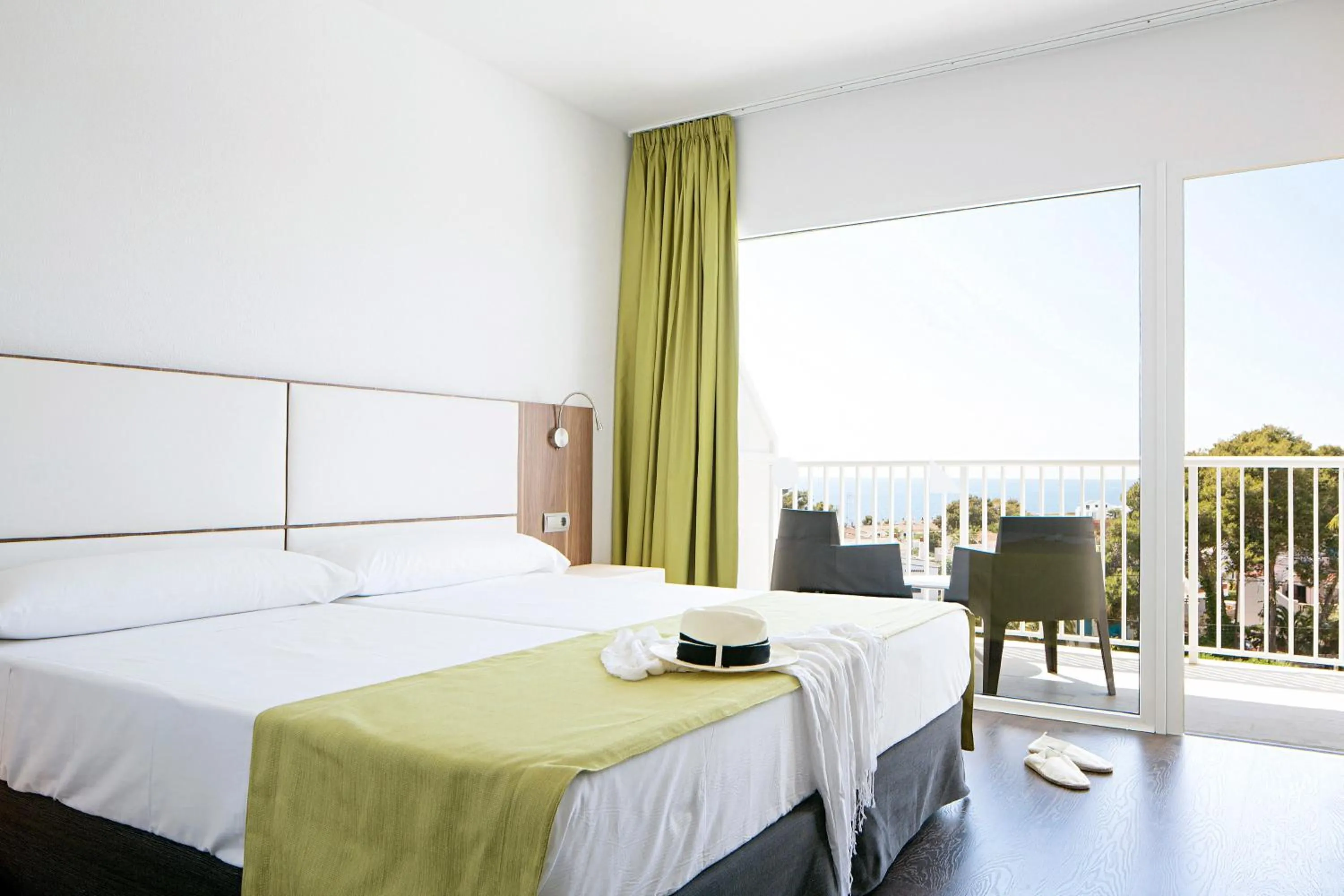 Photo of the whole room, Bed in Globales Cala Blanca