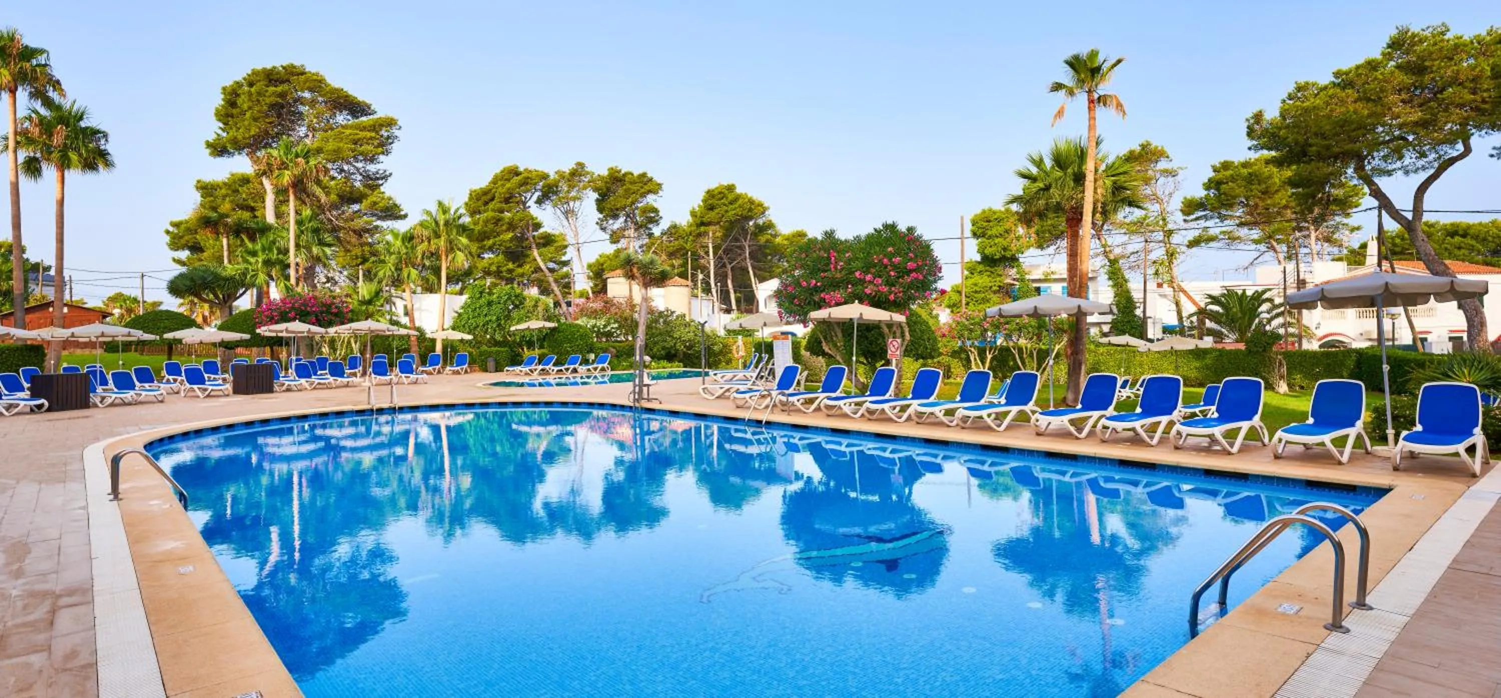 Swimming pool in Globales Cala Blanca