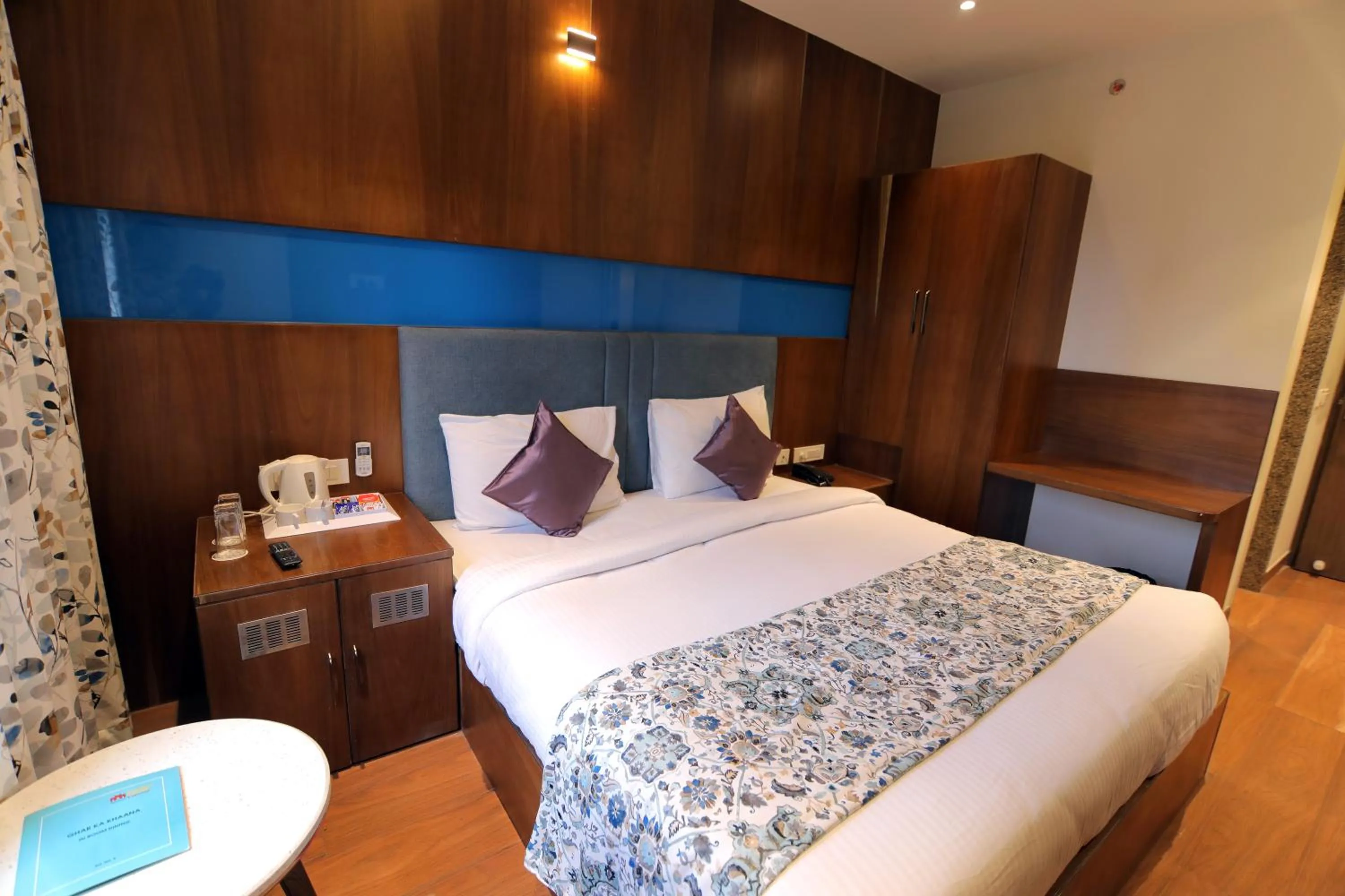 Bed in Hotel Mumbai House Express Udaipur