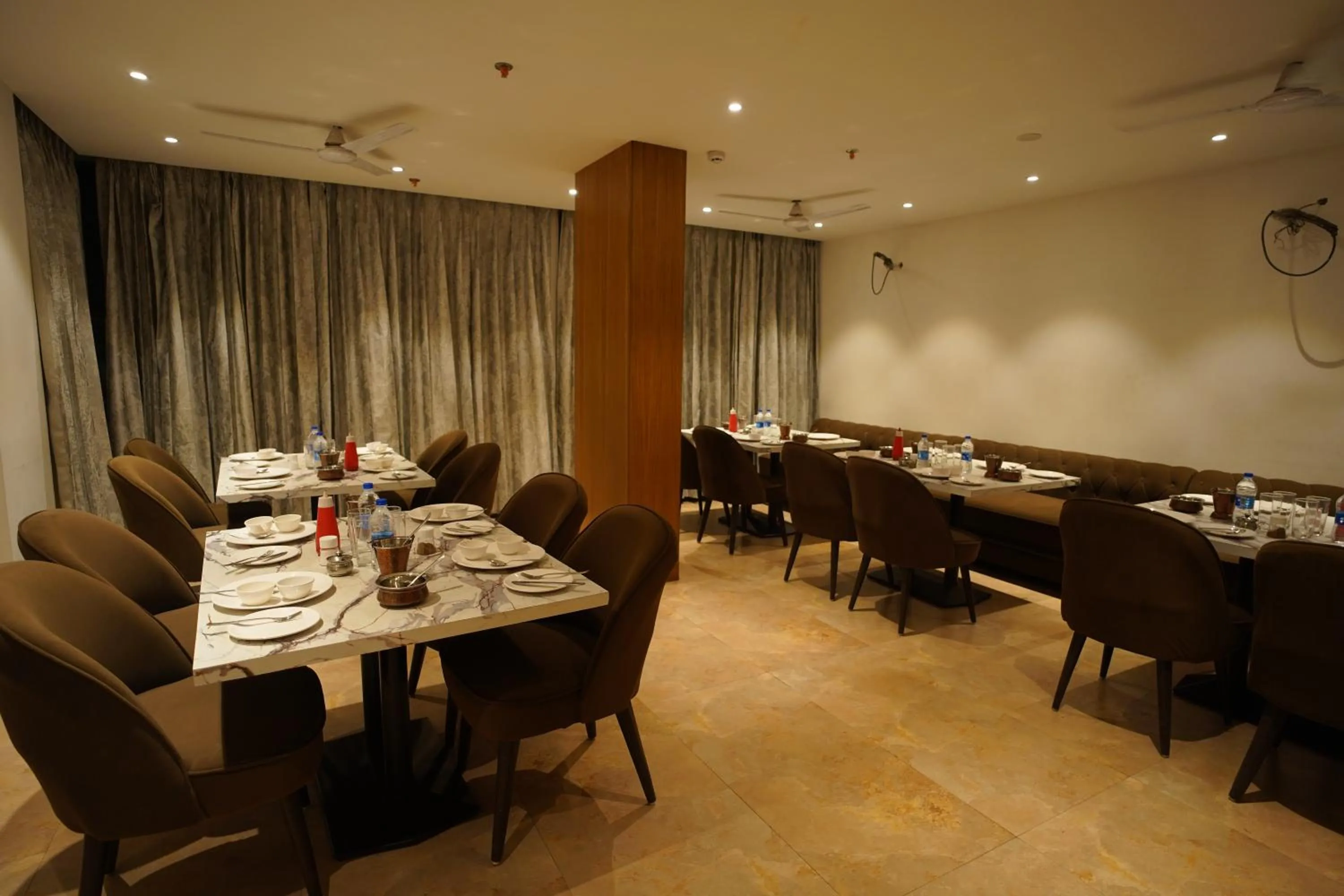 Restaurant/places to eat in Hotel Mumbai House Express Udaipur