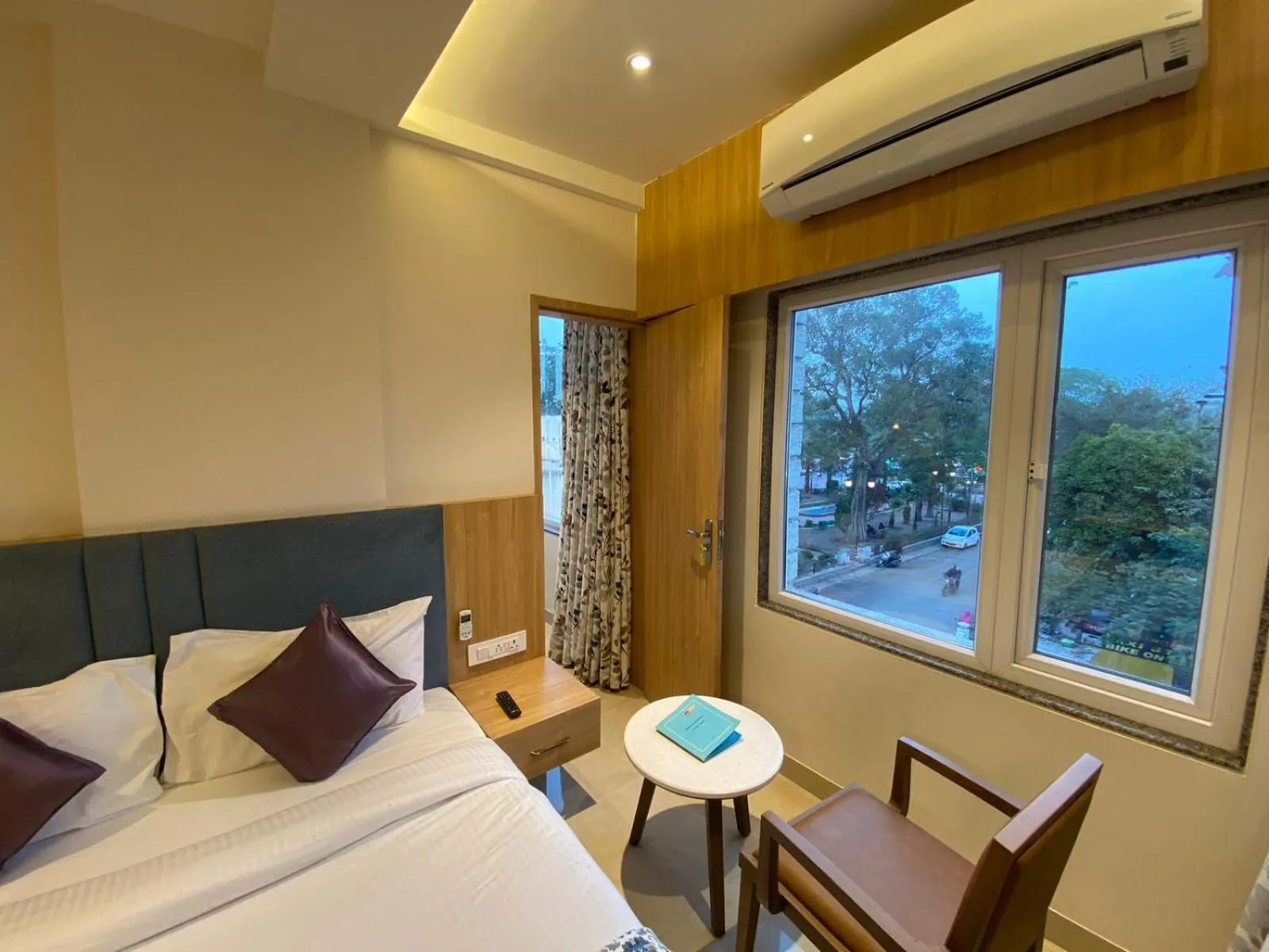 Seating area, Bed in Hotel Mumbai House Express Udaipur