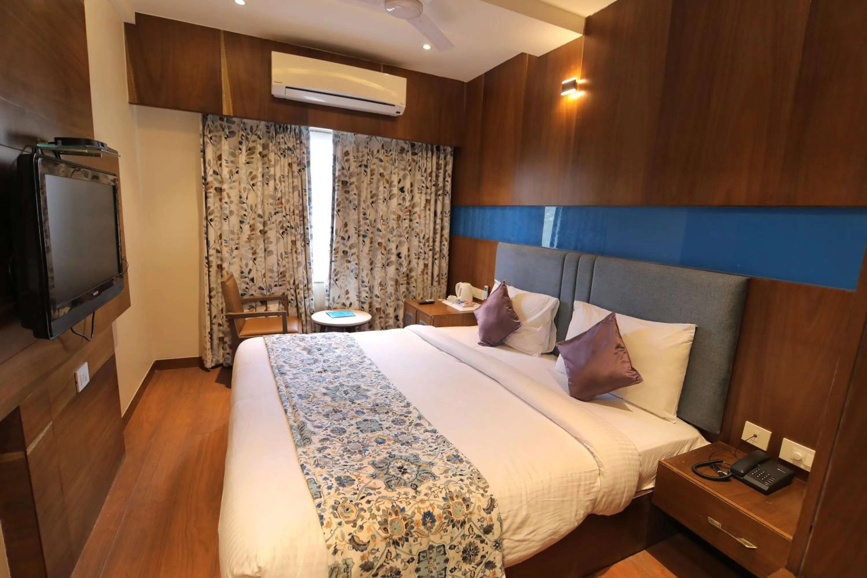 Bed in Hotel Mumbai House Express Udaipur