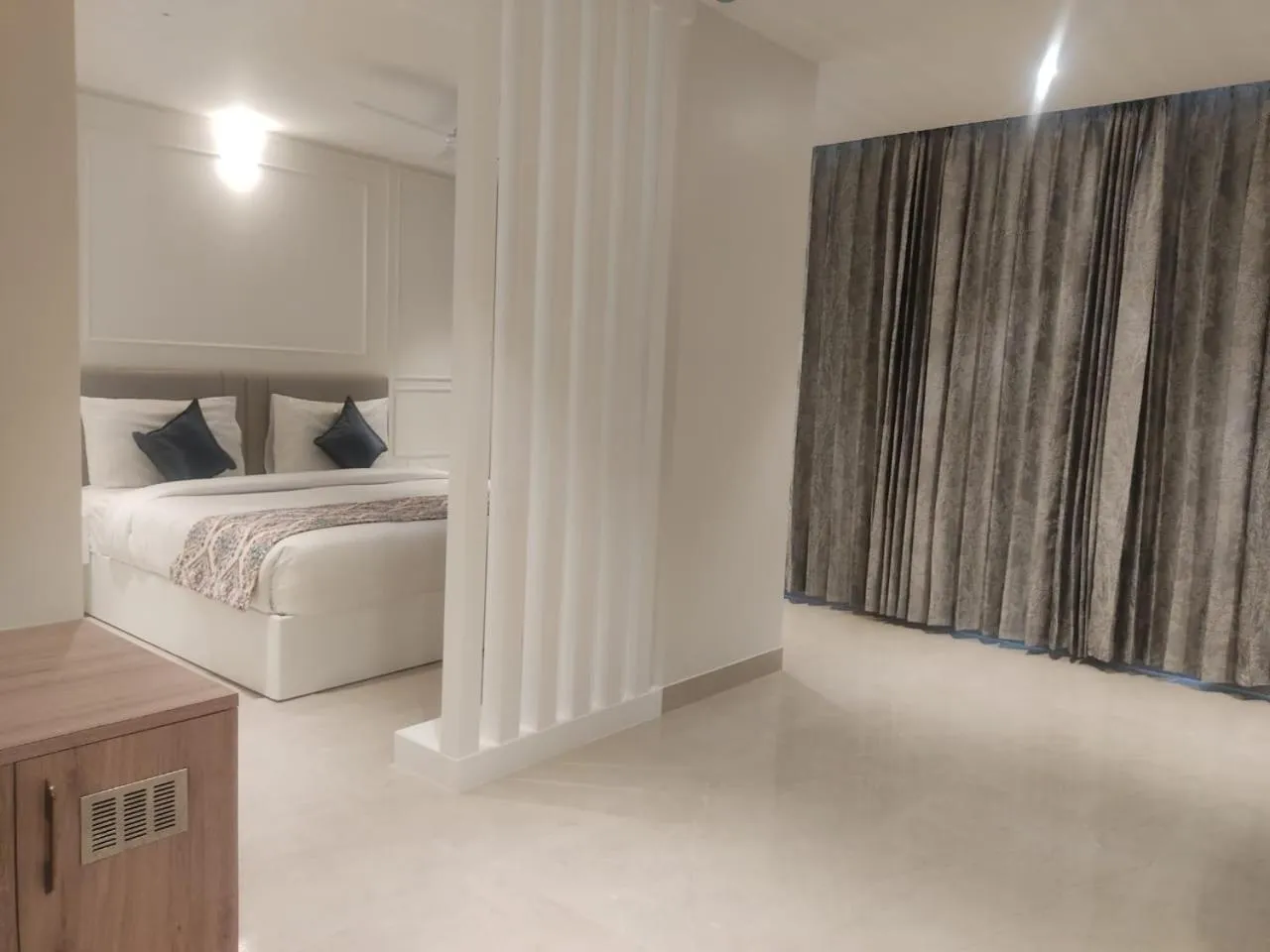 Bed in Hotel Mumbai House Express Udaipur