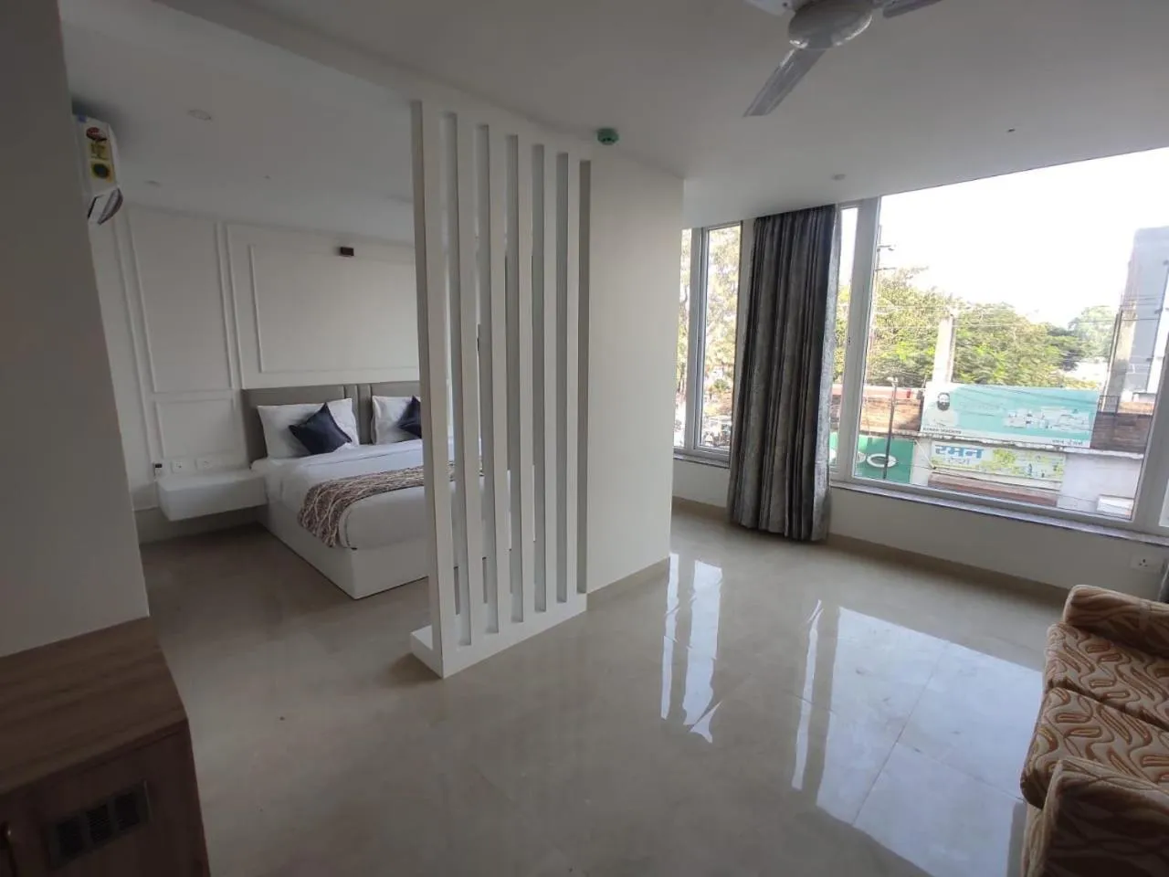 Living room, Bed in Hotel Mumbai House Express Udaipur