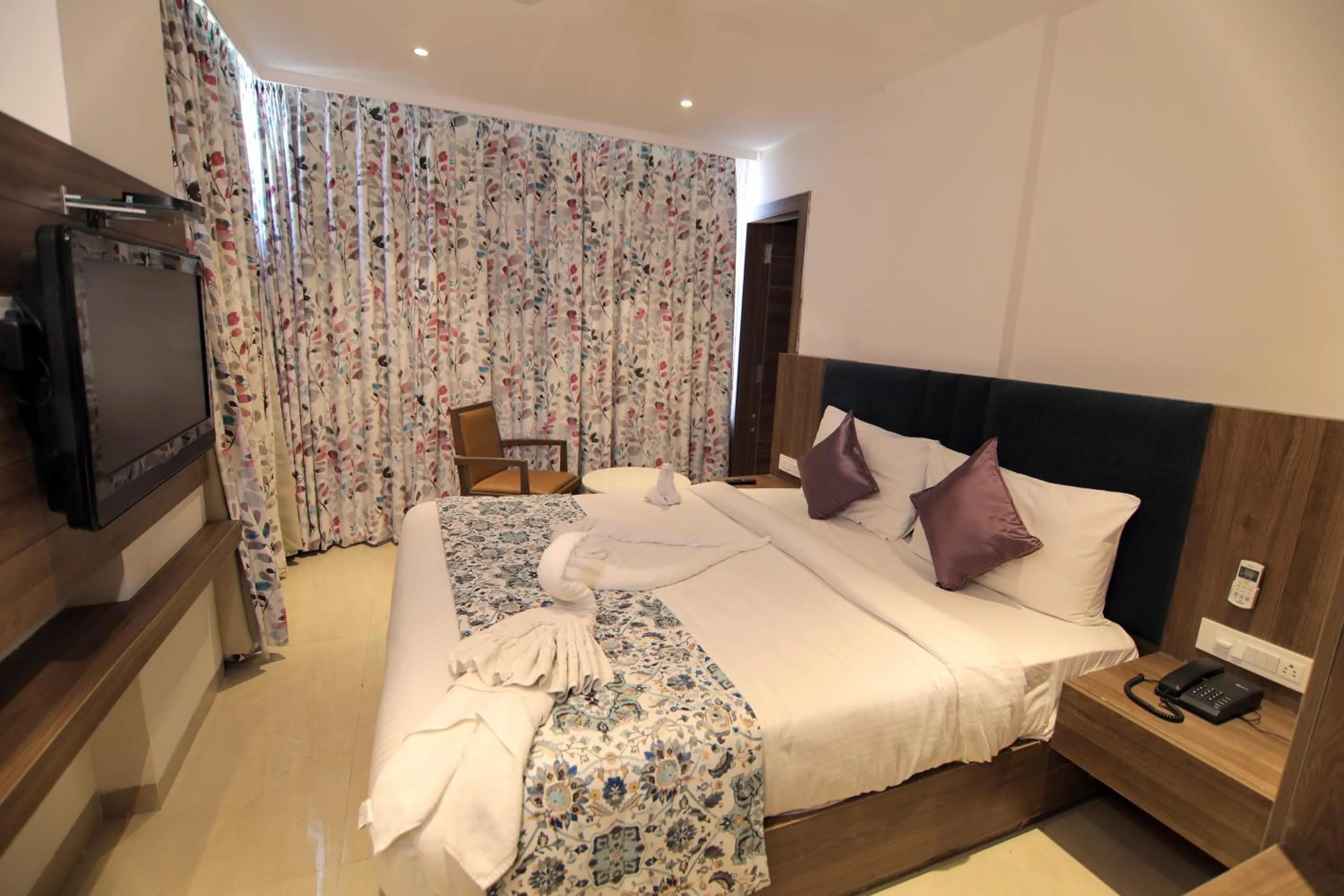 Photo of the whole room, Bed in Hotel Mumbai House Express Udaipur