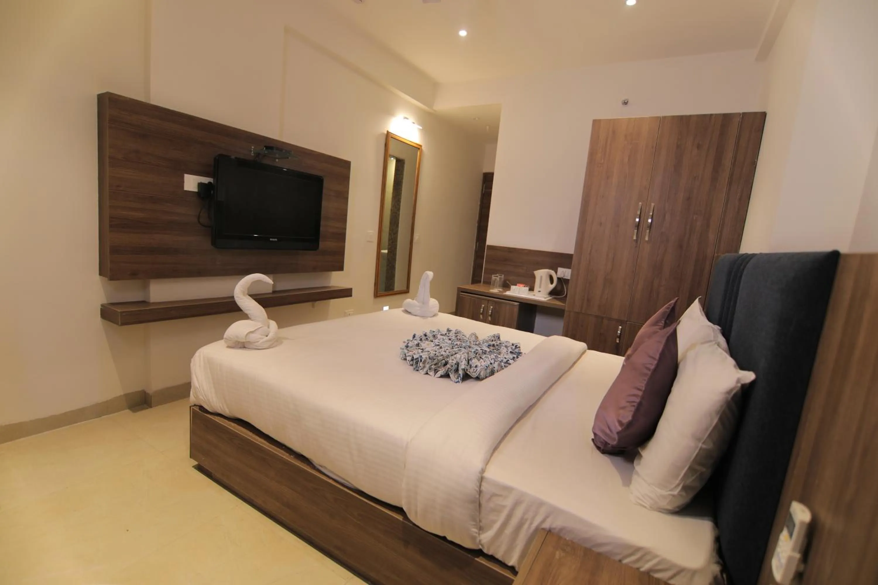 Bed in Hotel Mumbai House Express Udaipur