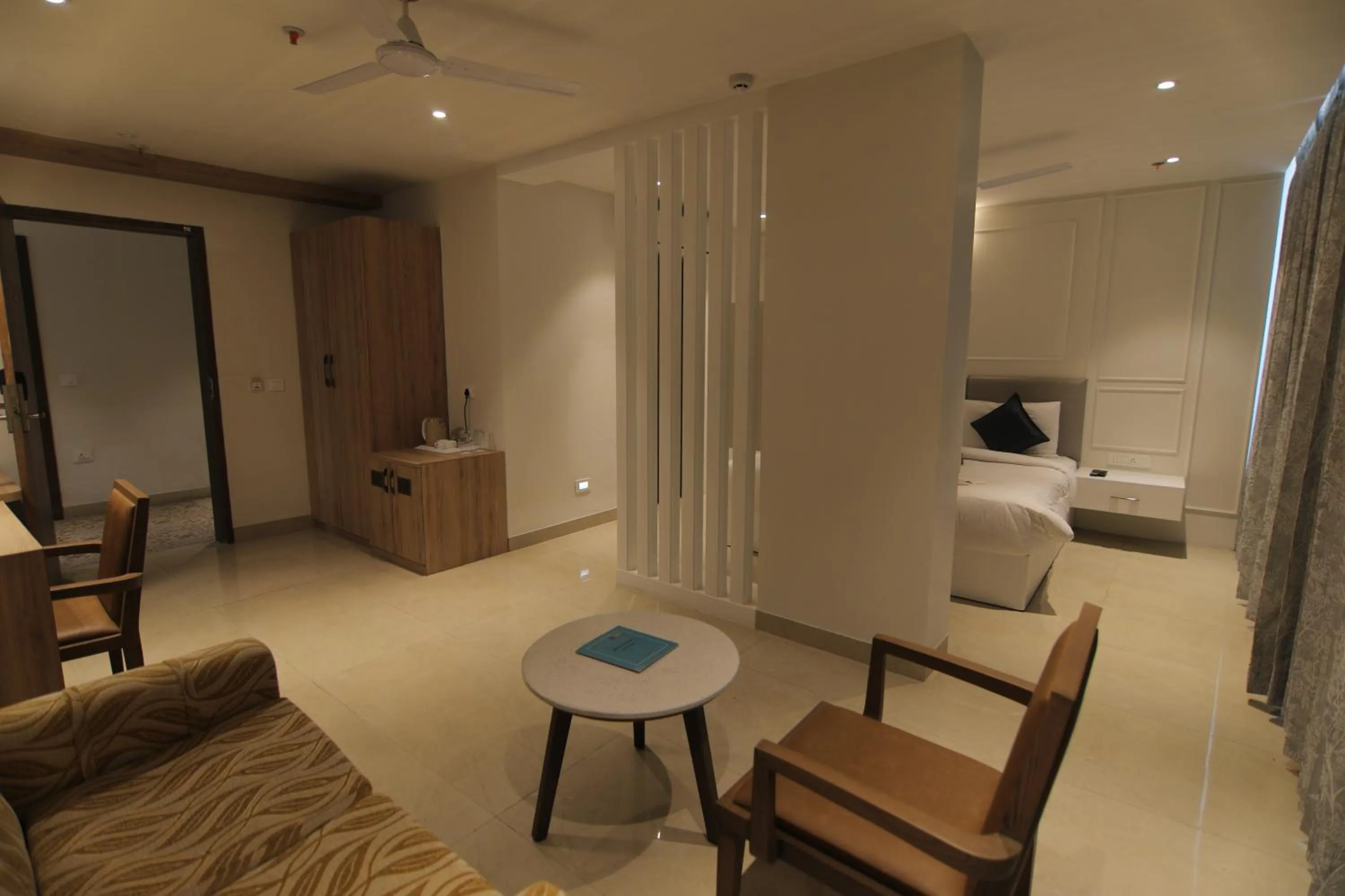 Bed in Hotel Mumbai House Express Udaipur