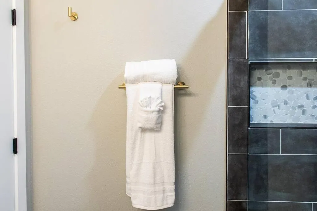 Professionals-Restaurants-FastWiFi-A C-Desk- Pets