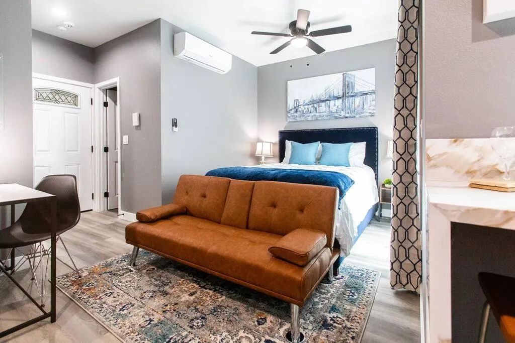 Professionals-Restaurants-FastWiFi-A C-Desk- Pets