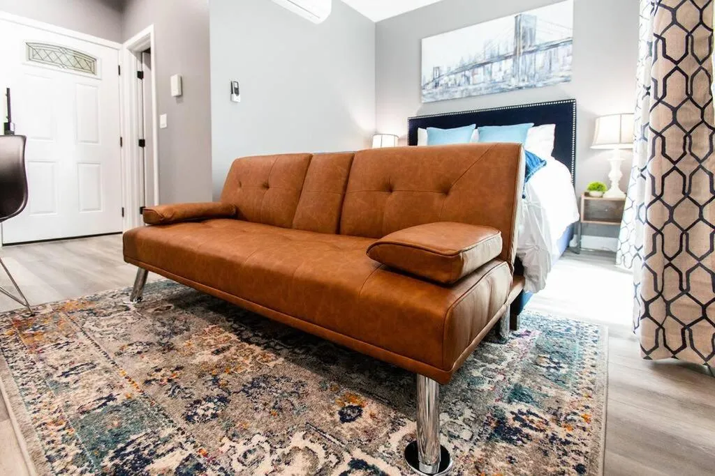 Professionals-Restaurants-FastWiFi-A C-Desk- Pets