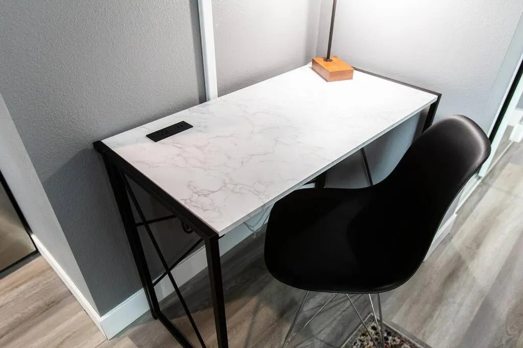 Professionals-Restaurants-FastWiFi-A C-Desk- Pets