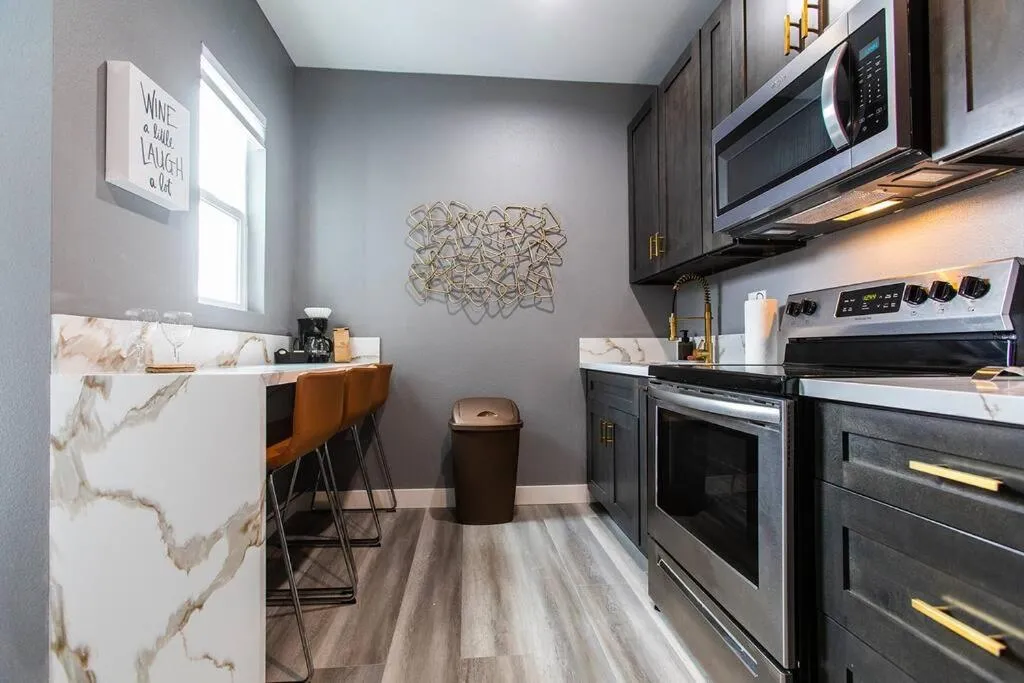 Professionals-Restaurants-FastWiFi-A C-Desk- Pets