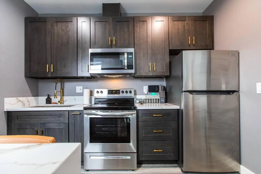 Professionals-Restaurants-FastWiFi-A C-Desk- Pets