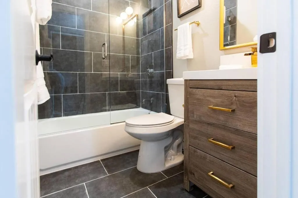 Professionals-Restaurants-FastWiFi-A C-Desk- Pets