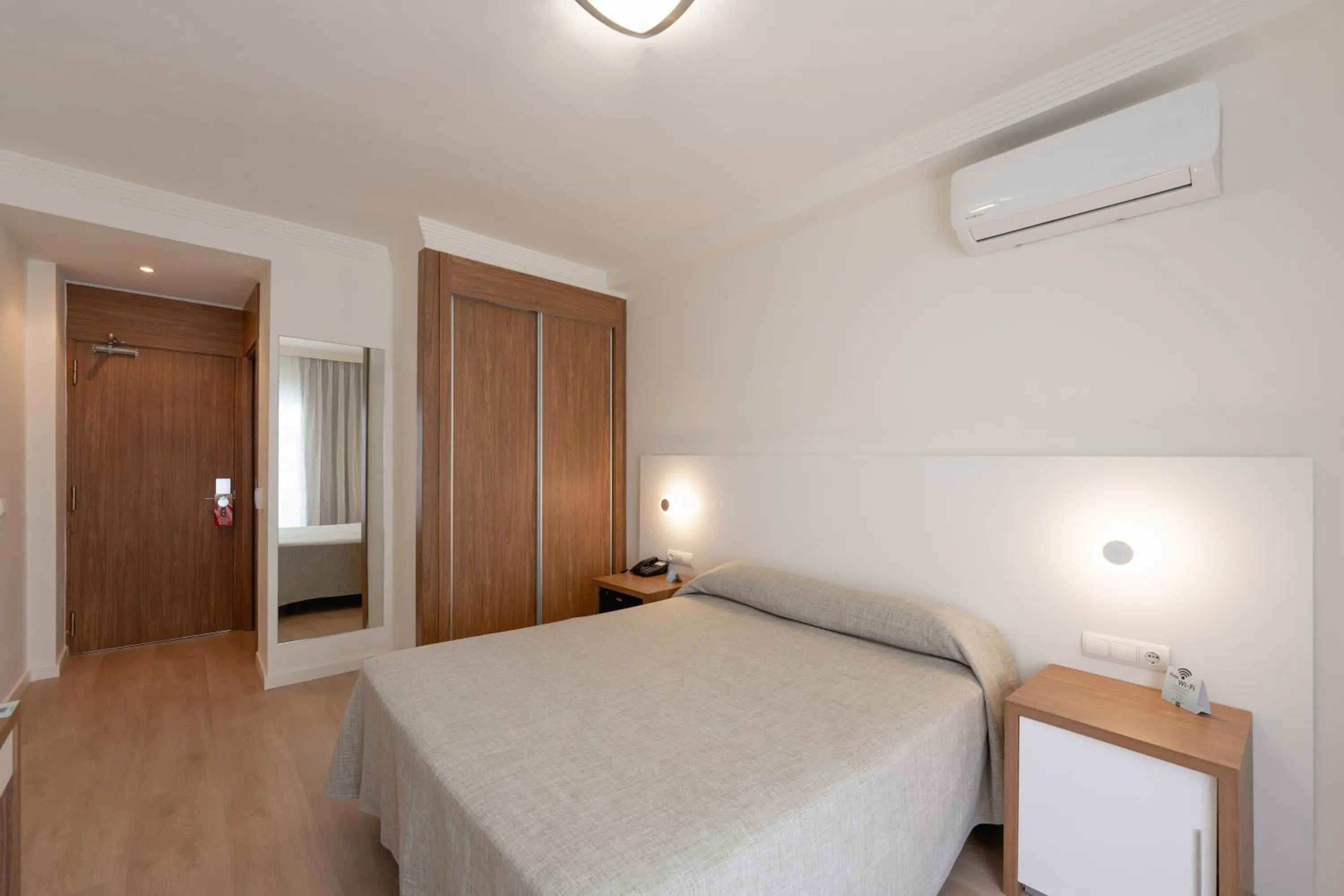 Photo of the whole room, Bed in Hotel RH Riviera - Adults Only