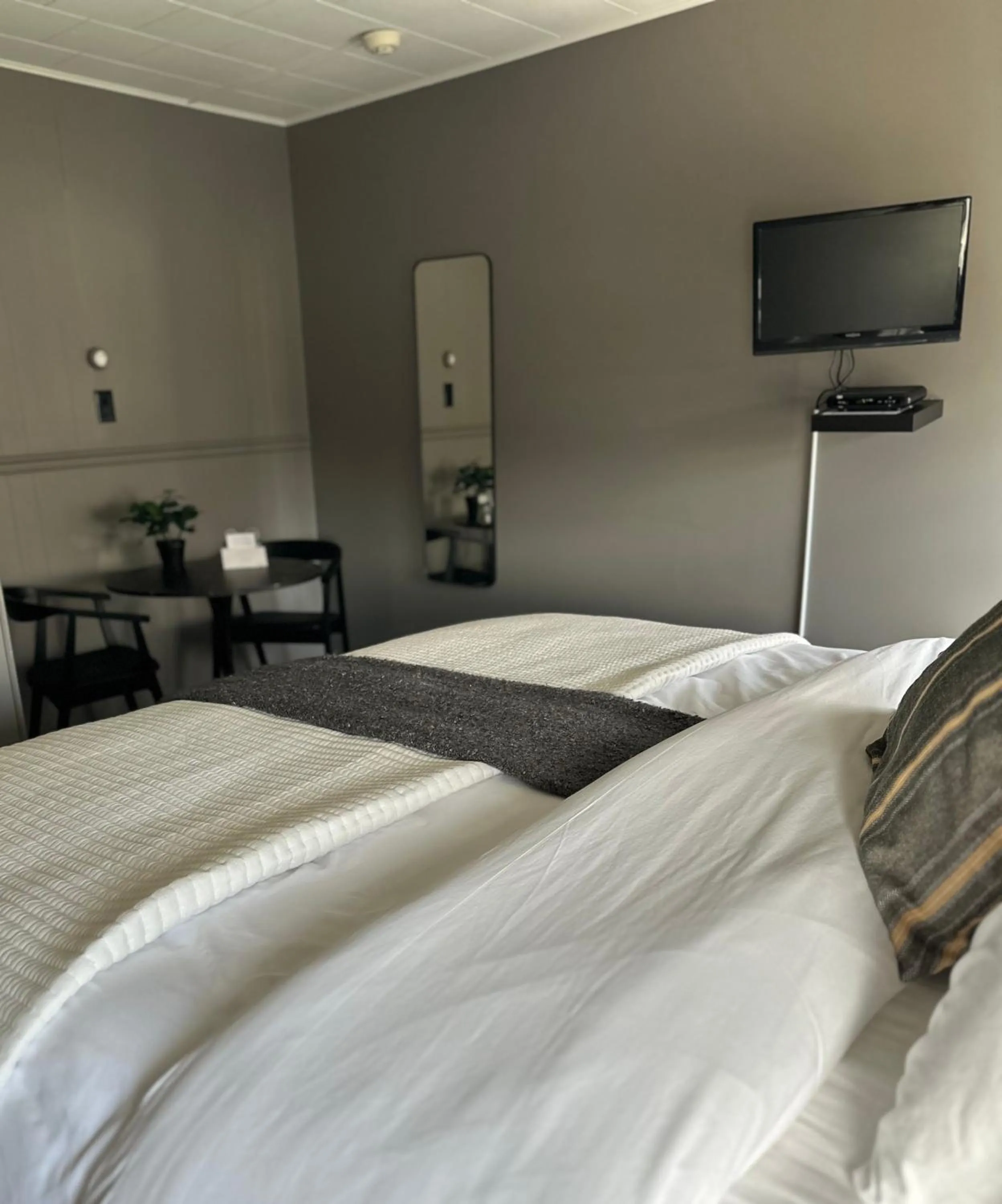 Photo of the whole room, Bed in Auberge des Cantons