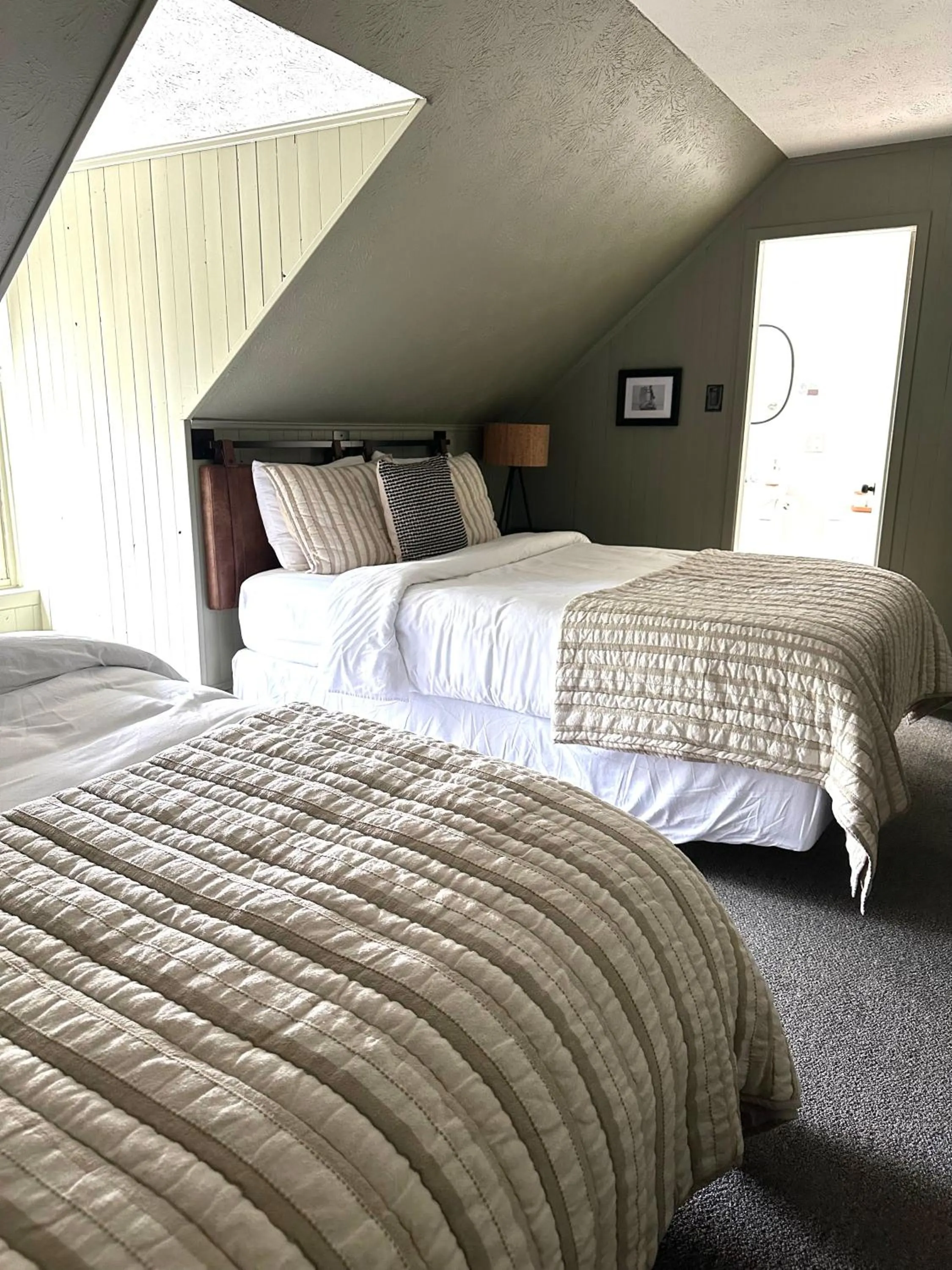 Photo of the whole room, Bed in Auberge des Cantons