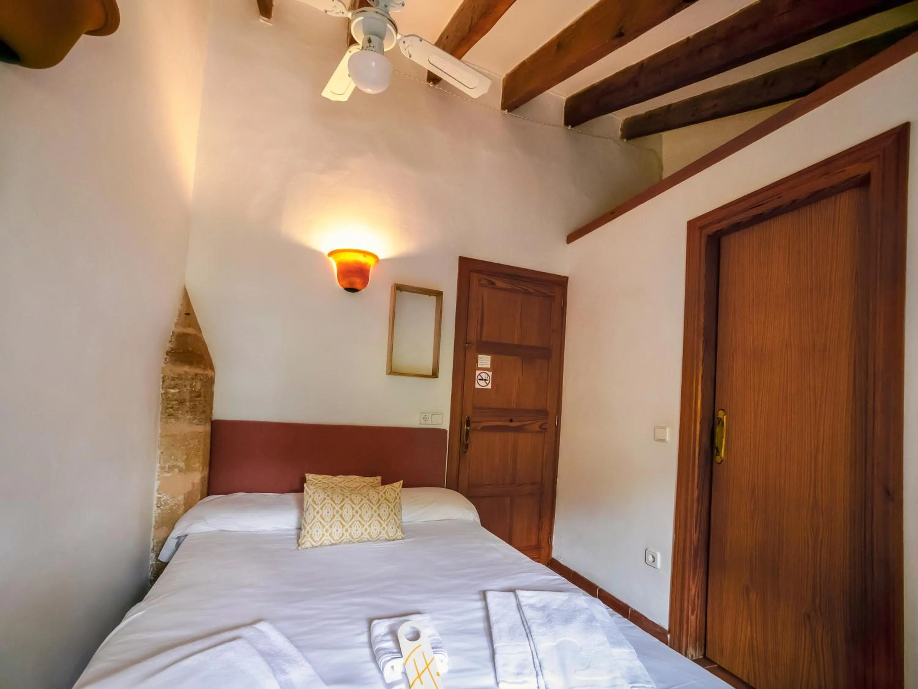 Bedroom, Bed in Petit Hotel Hostatgeria La Victoria