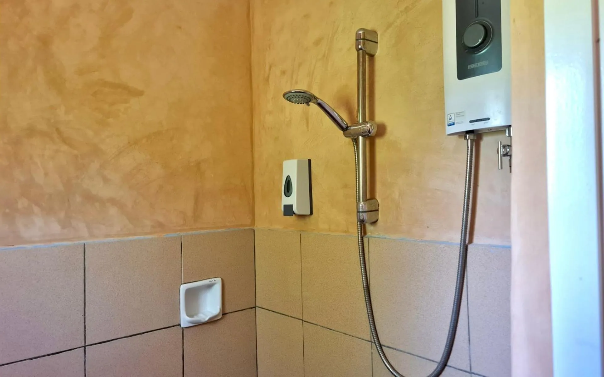 Shower in Mad Monkey Panglao