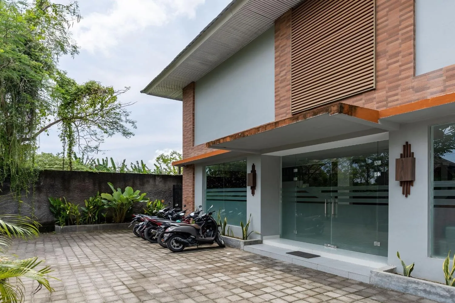 Property building in Cove Matahari Guesthouse Sunset