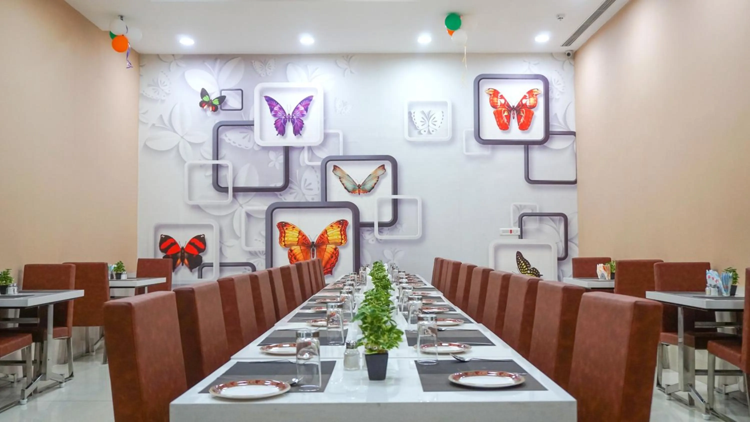 Restaurant/places to eat in Hotel Ambicas Grand