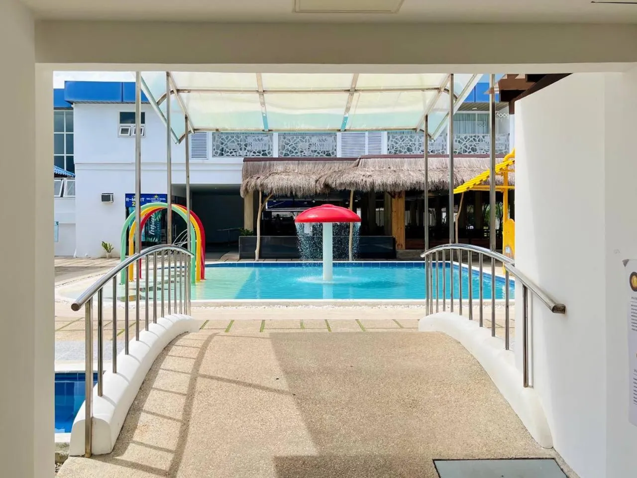 Swimming pool in 라메디 리조트 보홀 Ramede Resort Bohl