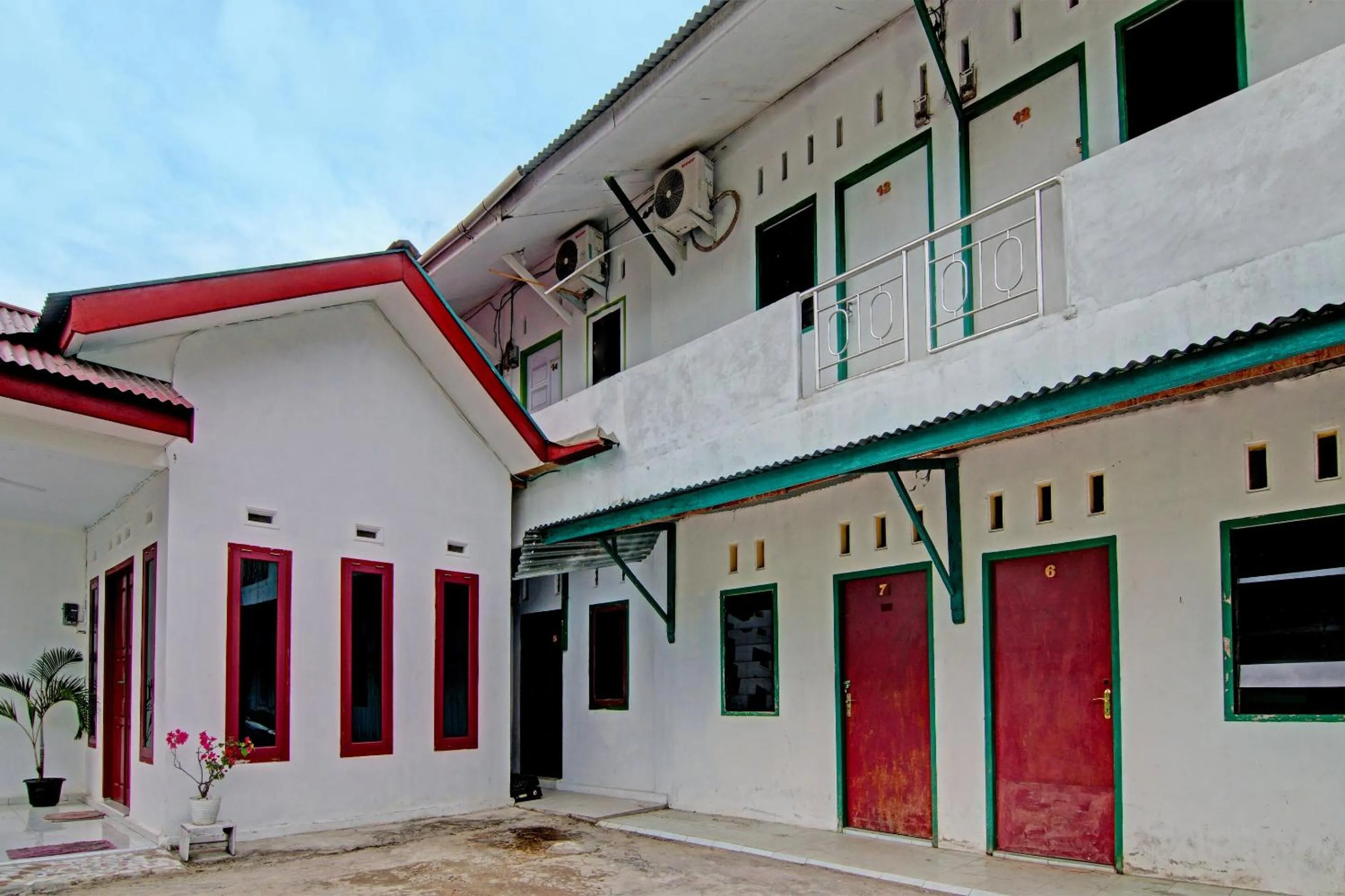 Lobby or reception in SPOT ON 91950 Guest House TekNong Syariah