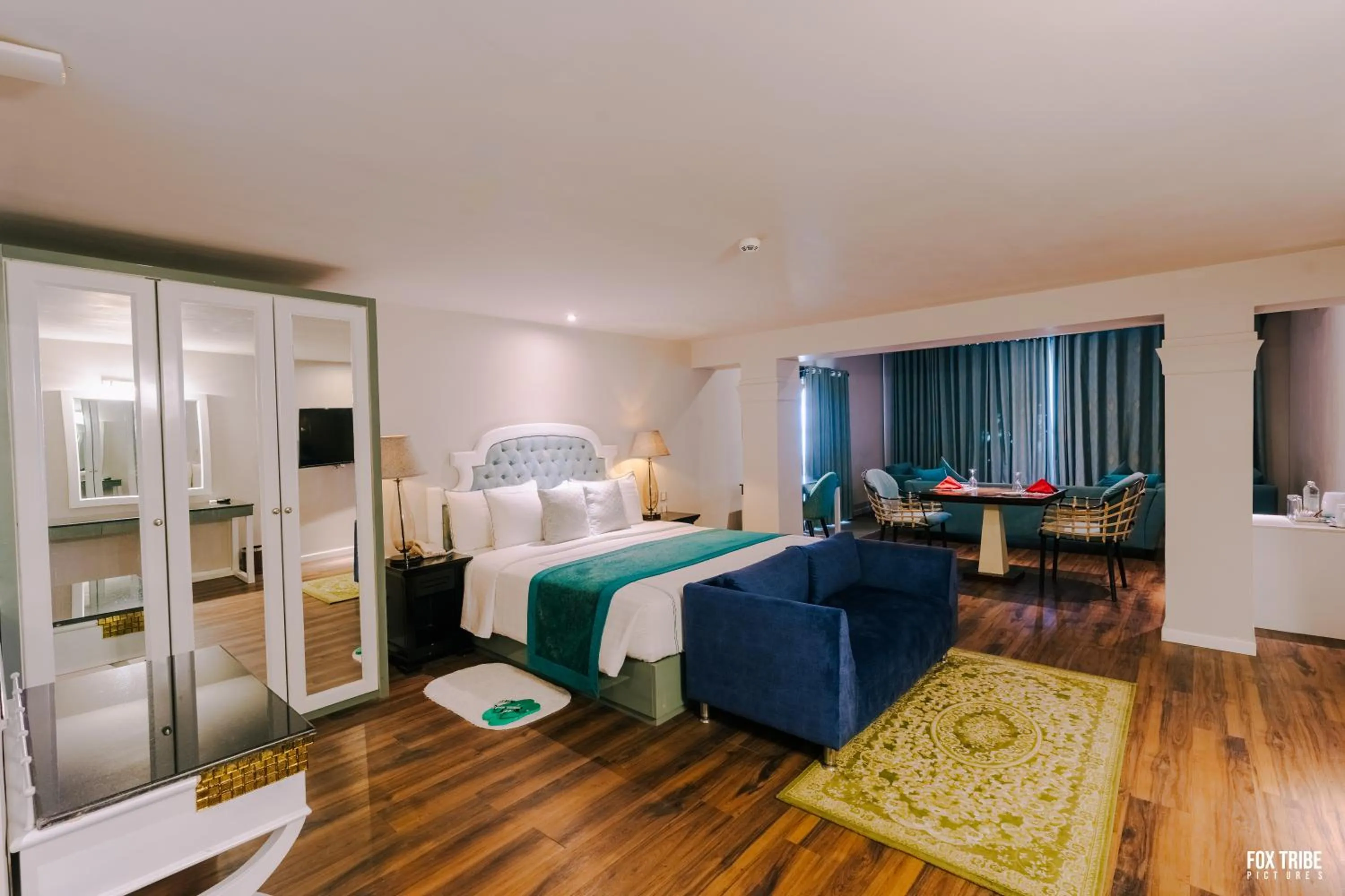 Bed in Earl's Regent Negombo "Golden Shore at Your Door - Find Your Dream Stay"