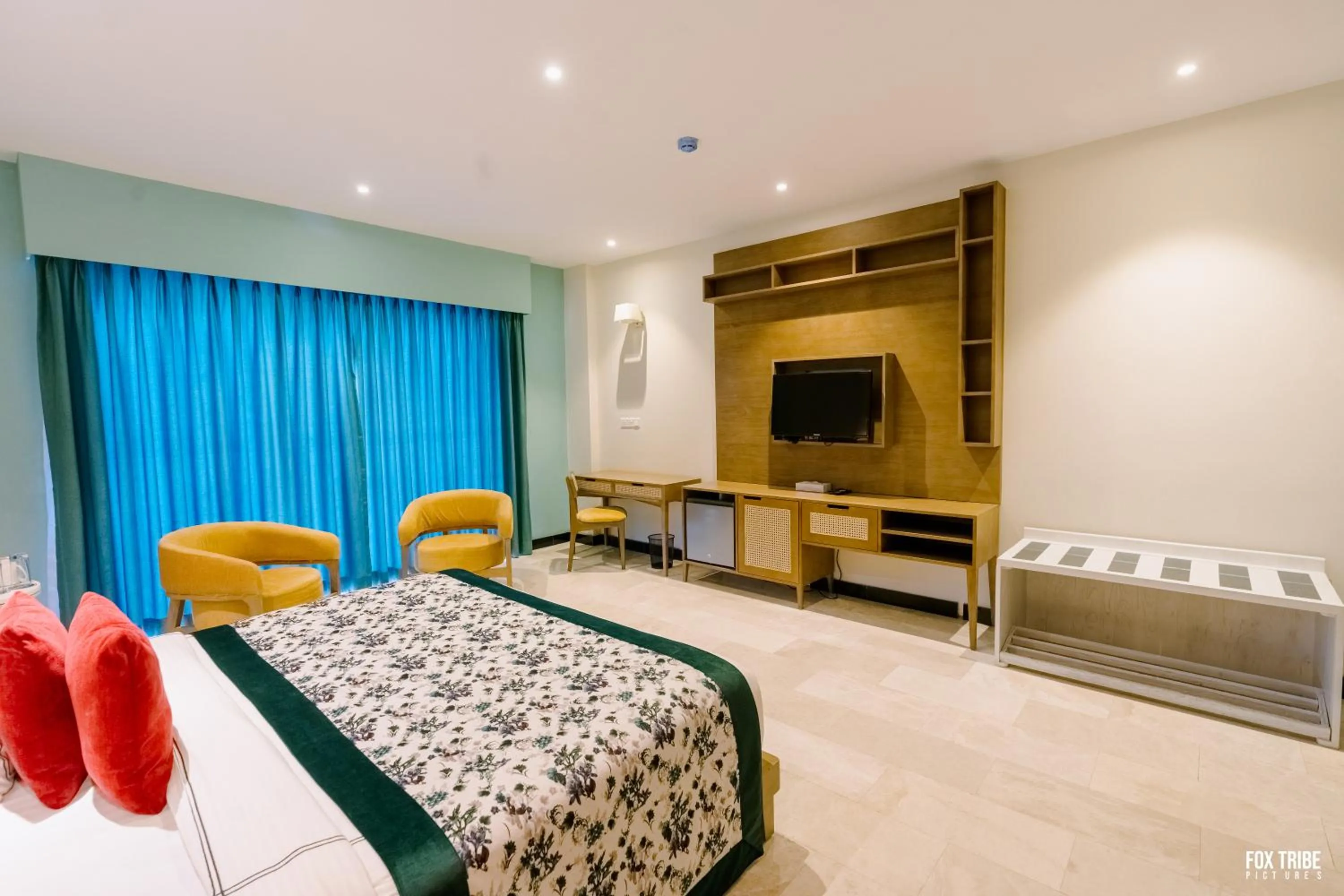 Bed in Earl's Regent Negombo "Golden Shore at Your Door - Find Your Dream Stay"