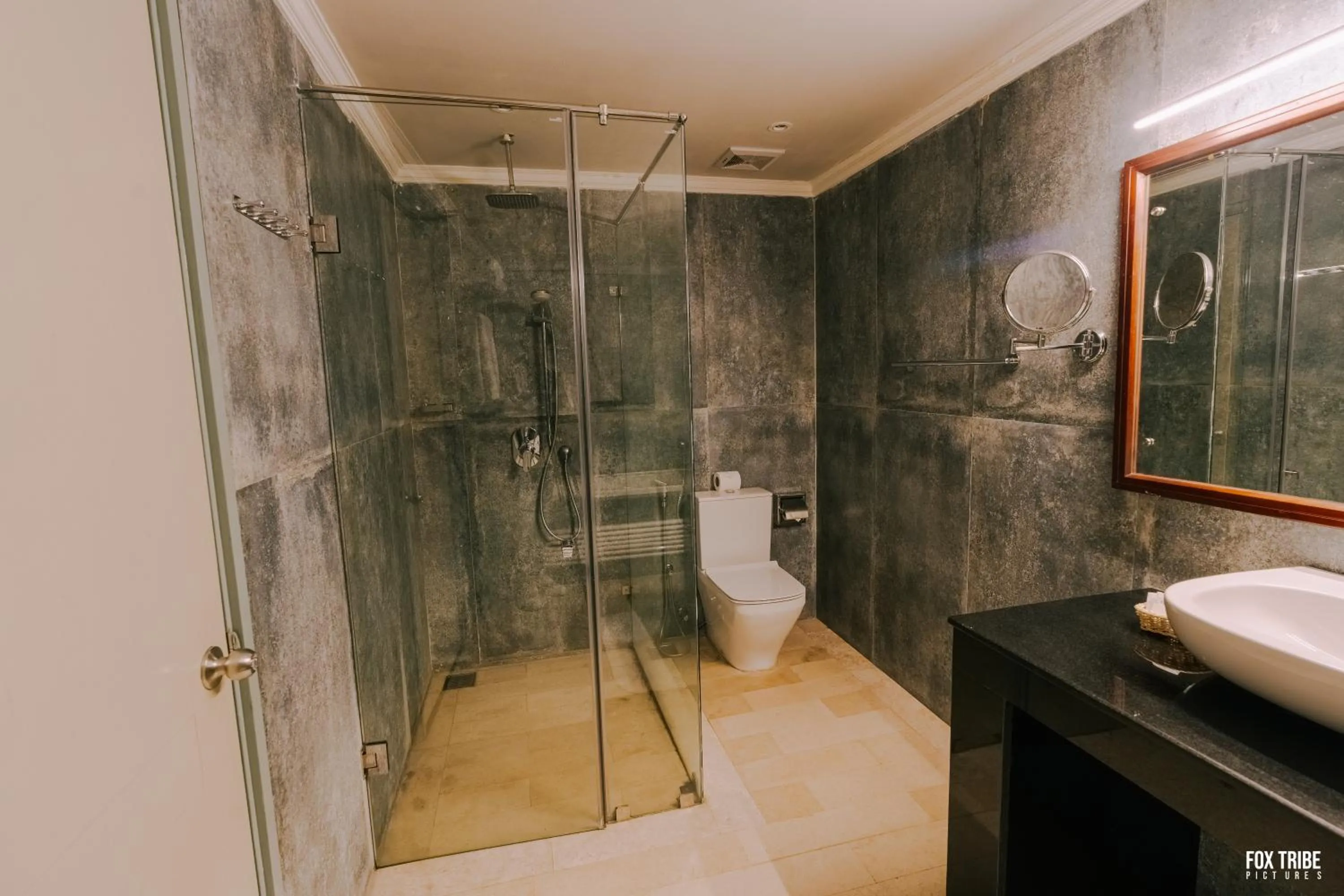 Earl's Regent Negombo "Golden Shore at Your Door - Find Your Dream Stay"