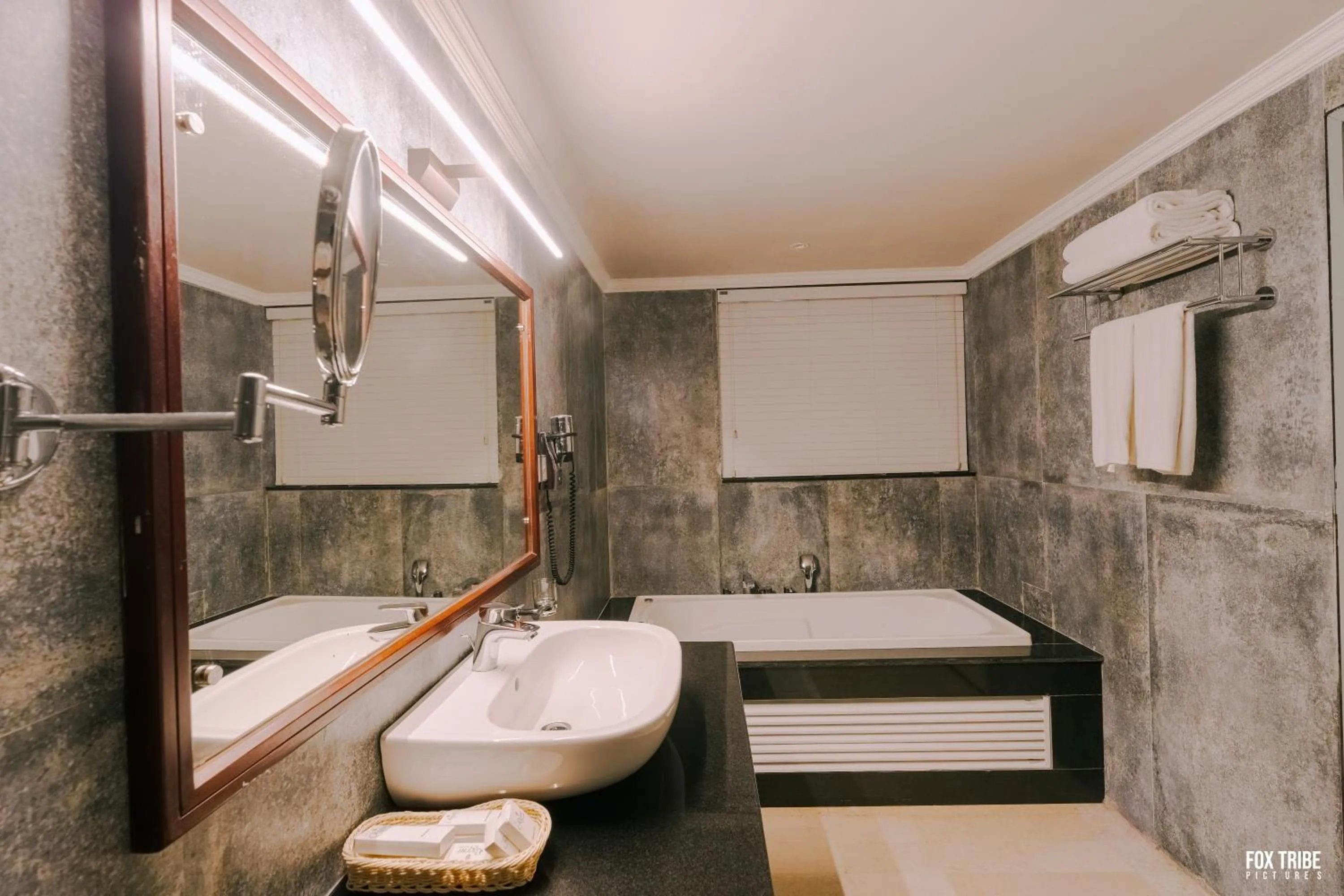 Earl's Regent Negombo "Golden Shore at Your Door - Find Your Dream Stay"