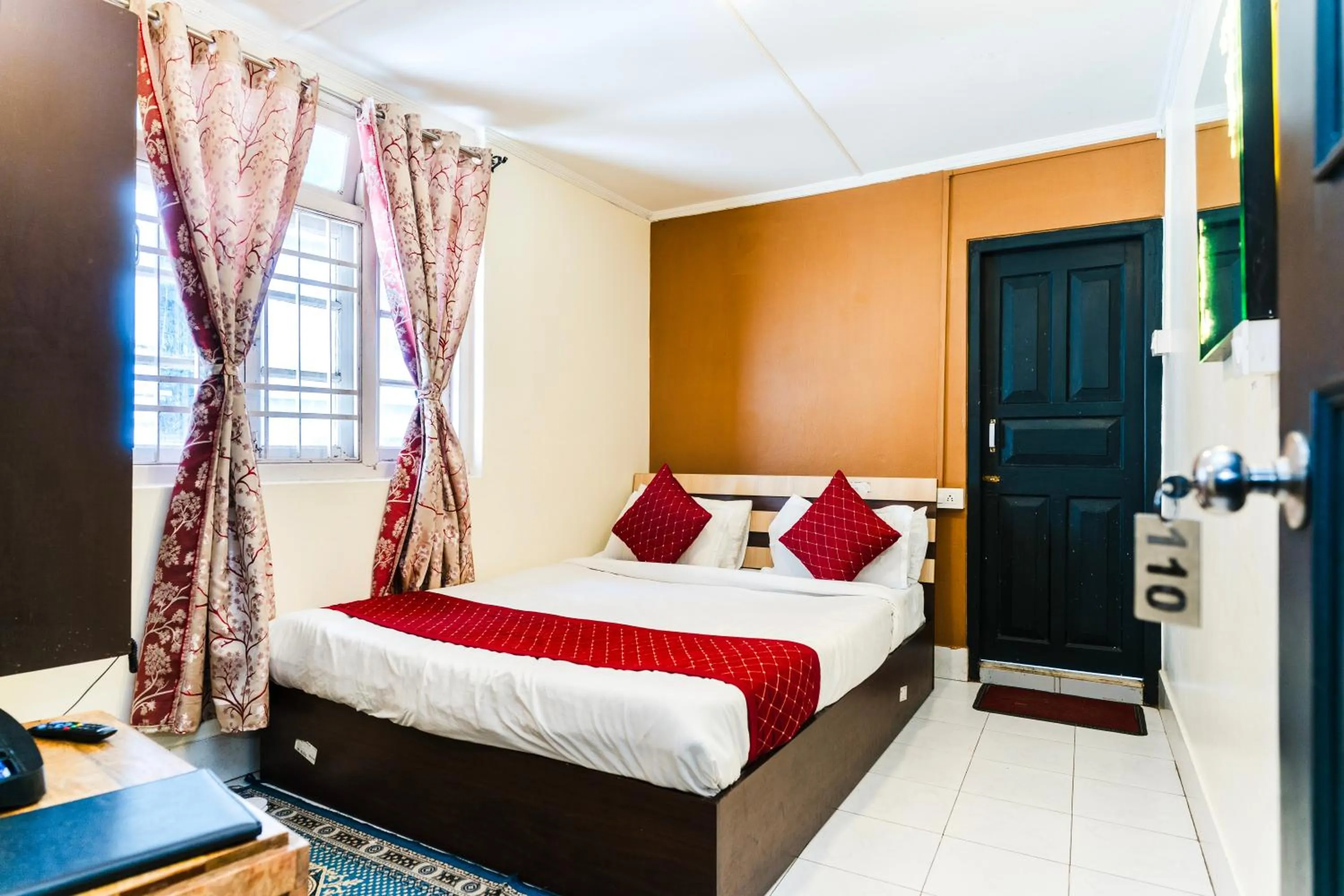 Bed in Sparrow Juniper Tree 2 min walk To Mg Marg