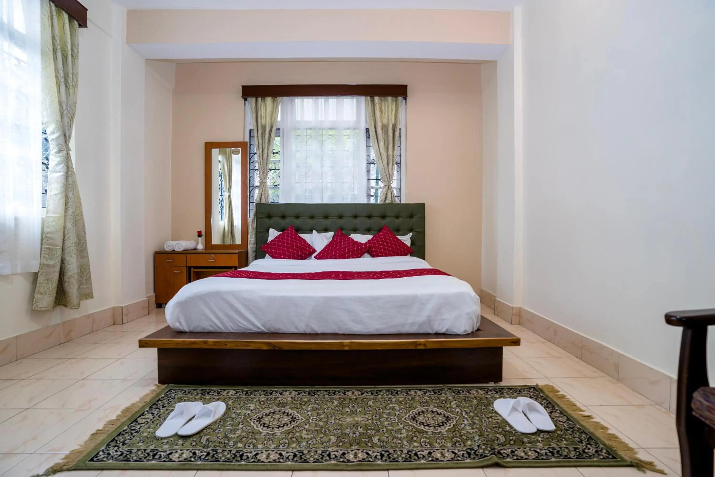 Bed in Sparrow Juniper Tree 2 min walk To Mg Marg