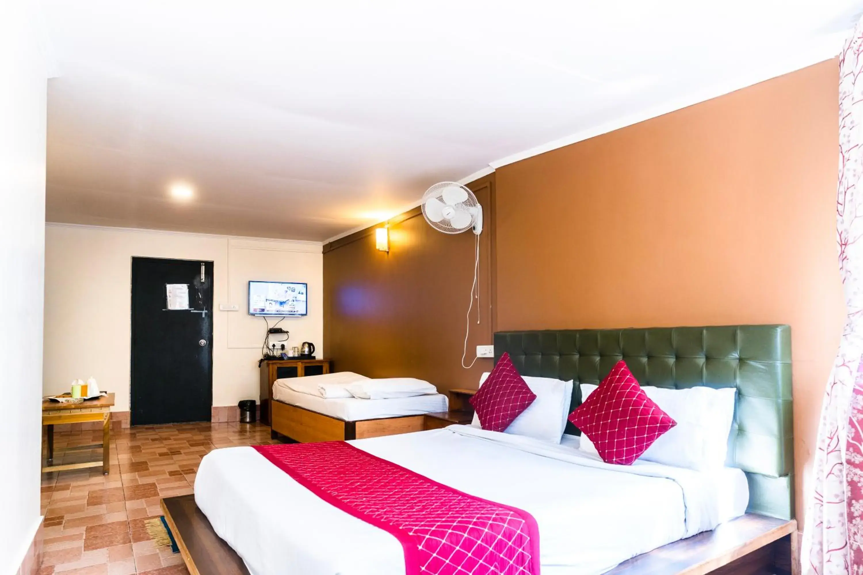 Comfort Triple Room in Sparrow Juniper Tree 2 min walk To Mg Marg Comfort Triple Room in Sparrow Juniper Tree 2 min walk To Mg Marg