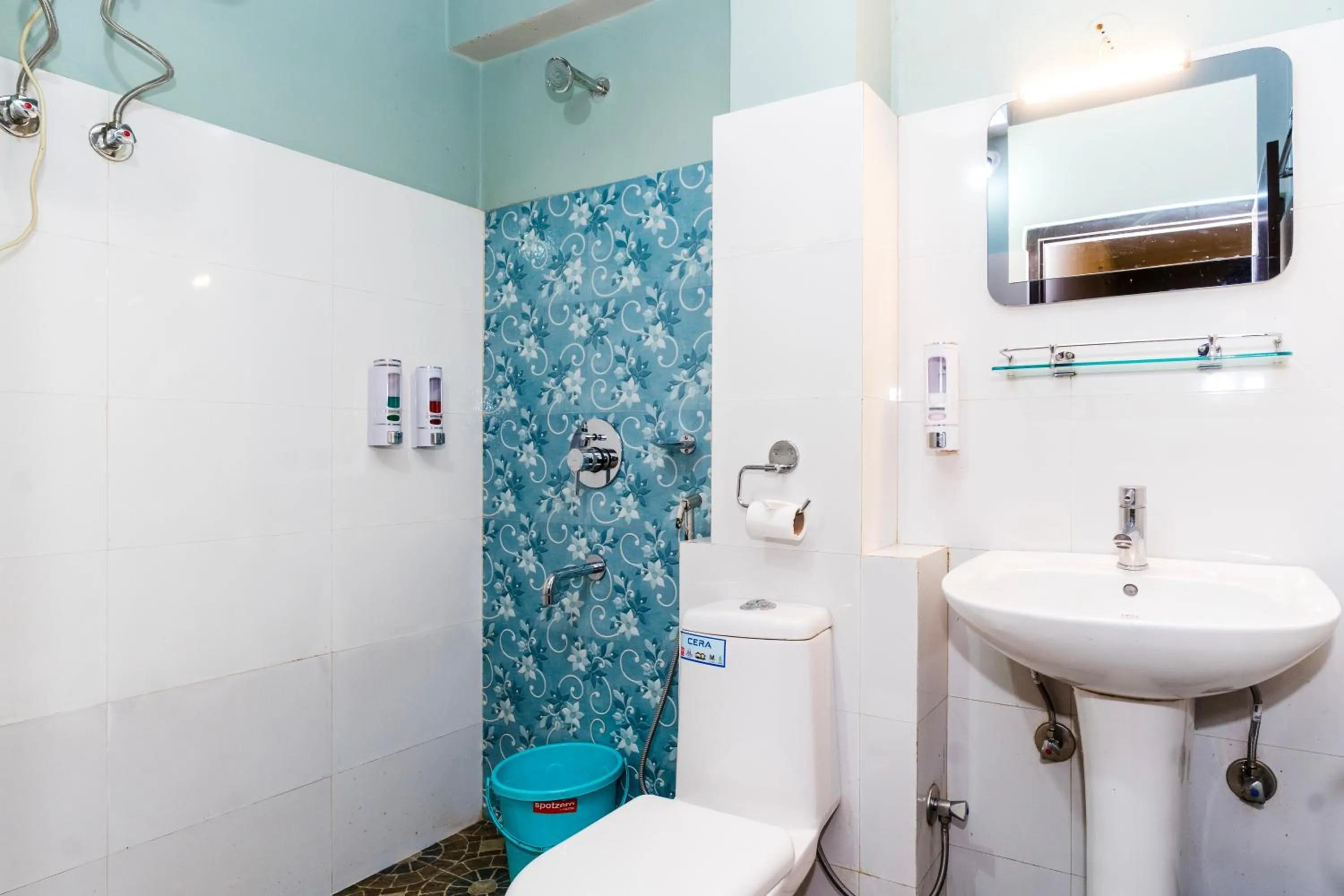 Shower in Sparrow Juniper Tree 2 min walk To Mg Marg