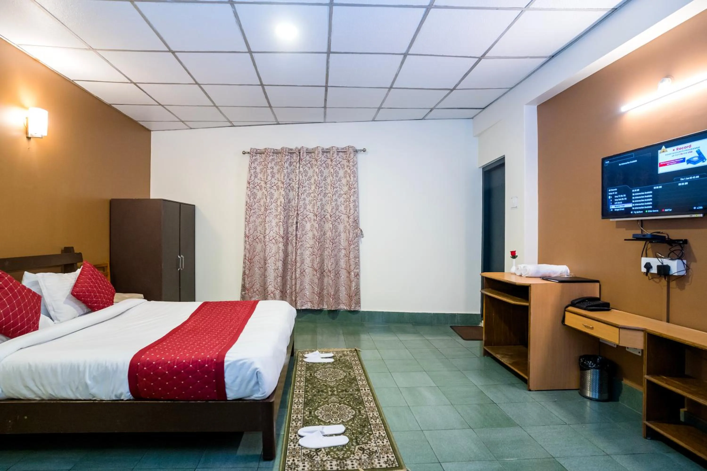 Communal lounge/ TV room, Bed in Sparrow Juniper Tree 2 min walk To Mg Marg