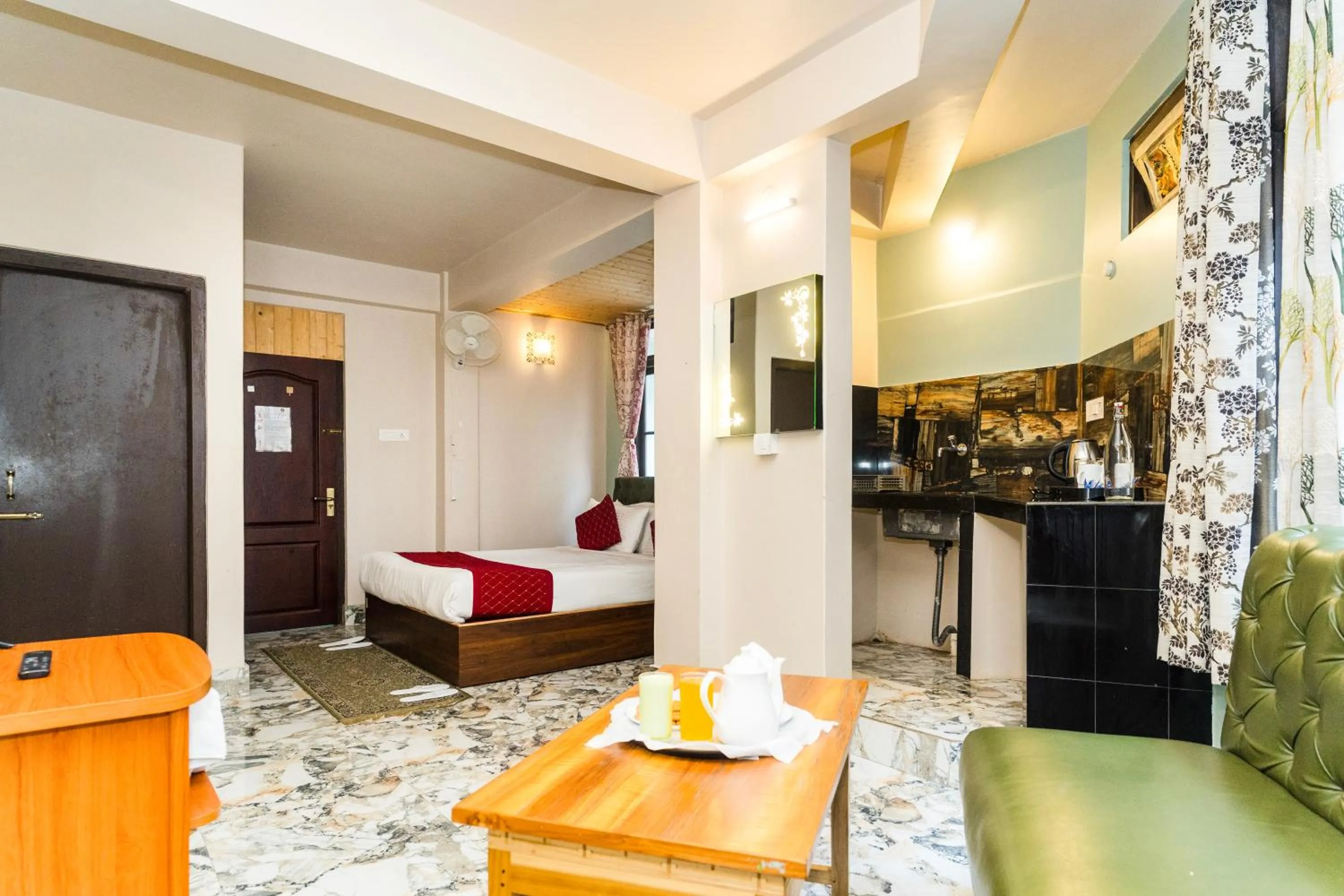 Bed in Sparrow Juniper Tree 2 min walk To Mg Marg