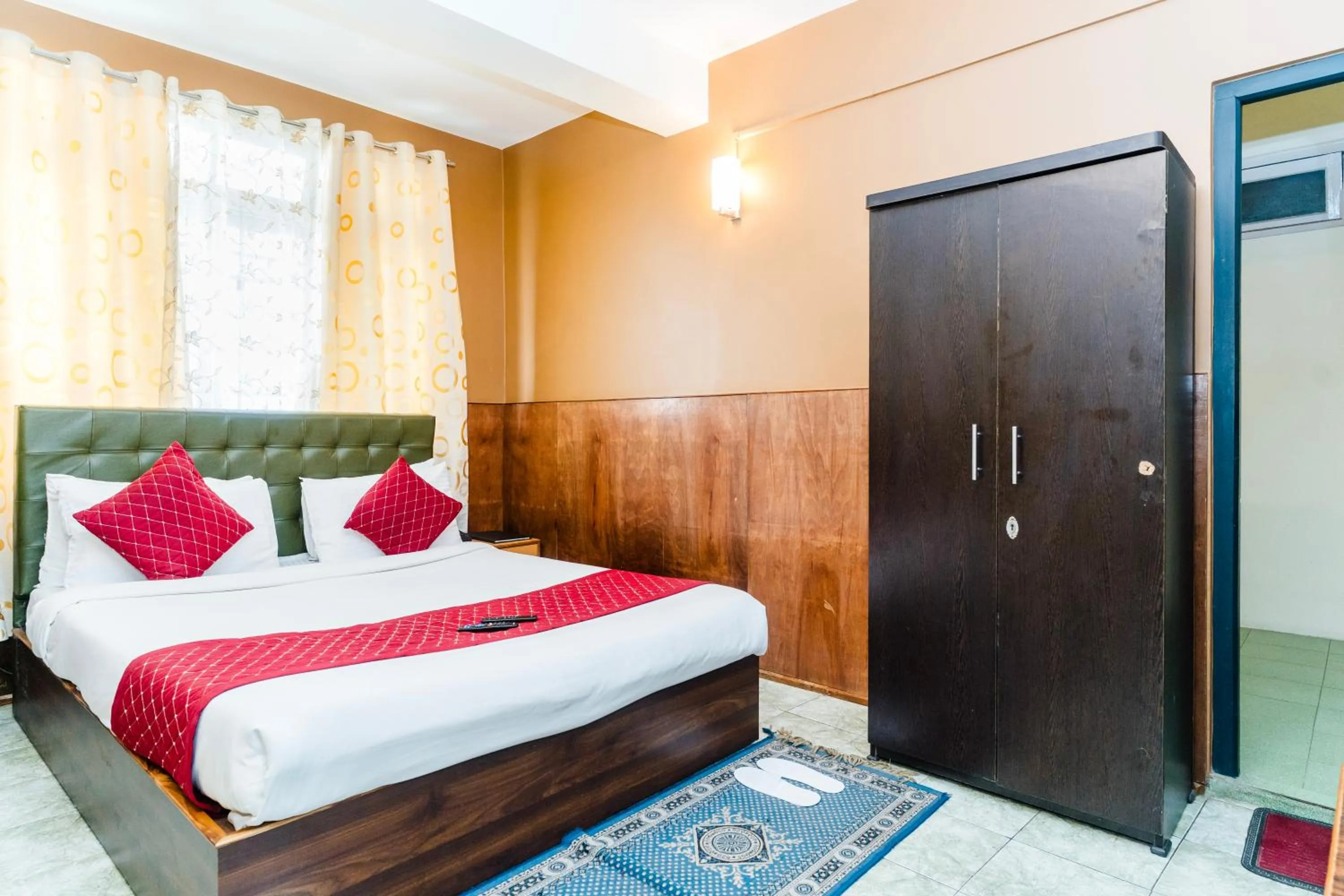 Bed in Sparrow Juniper Tree 2 min walk To Mg Marg