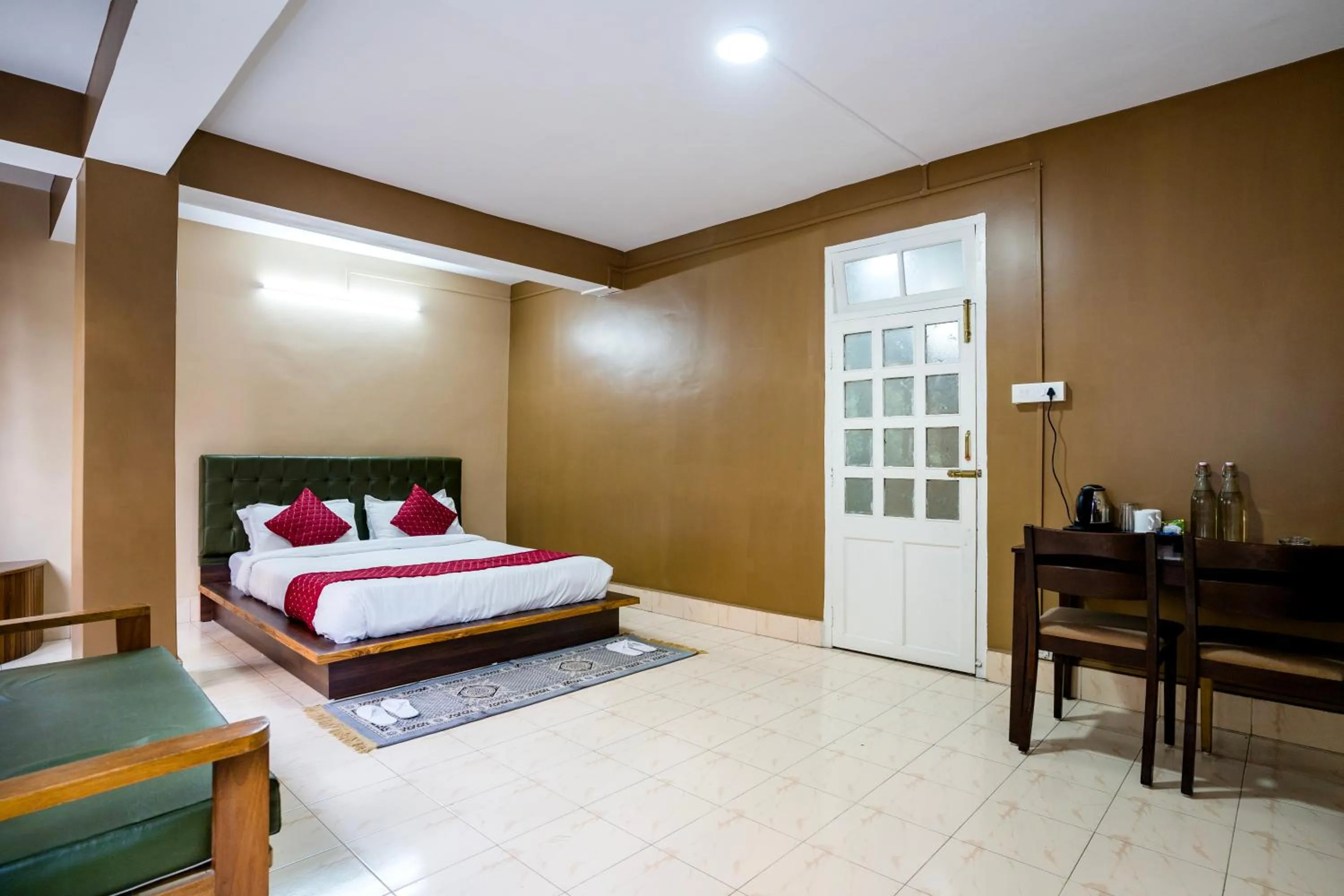 Bed in Sparrow Juniper Tree 2 min walk To Mg Marg