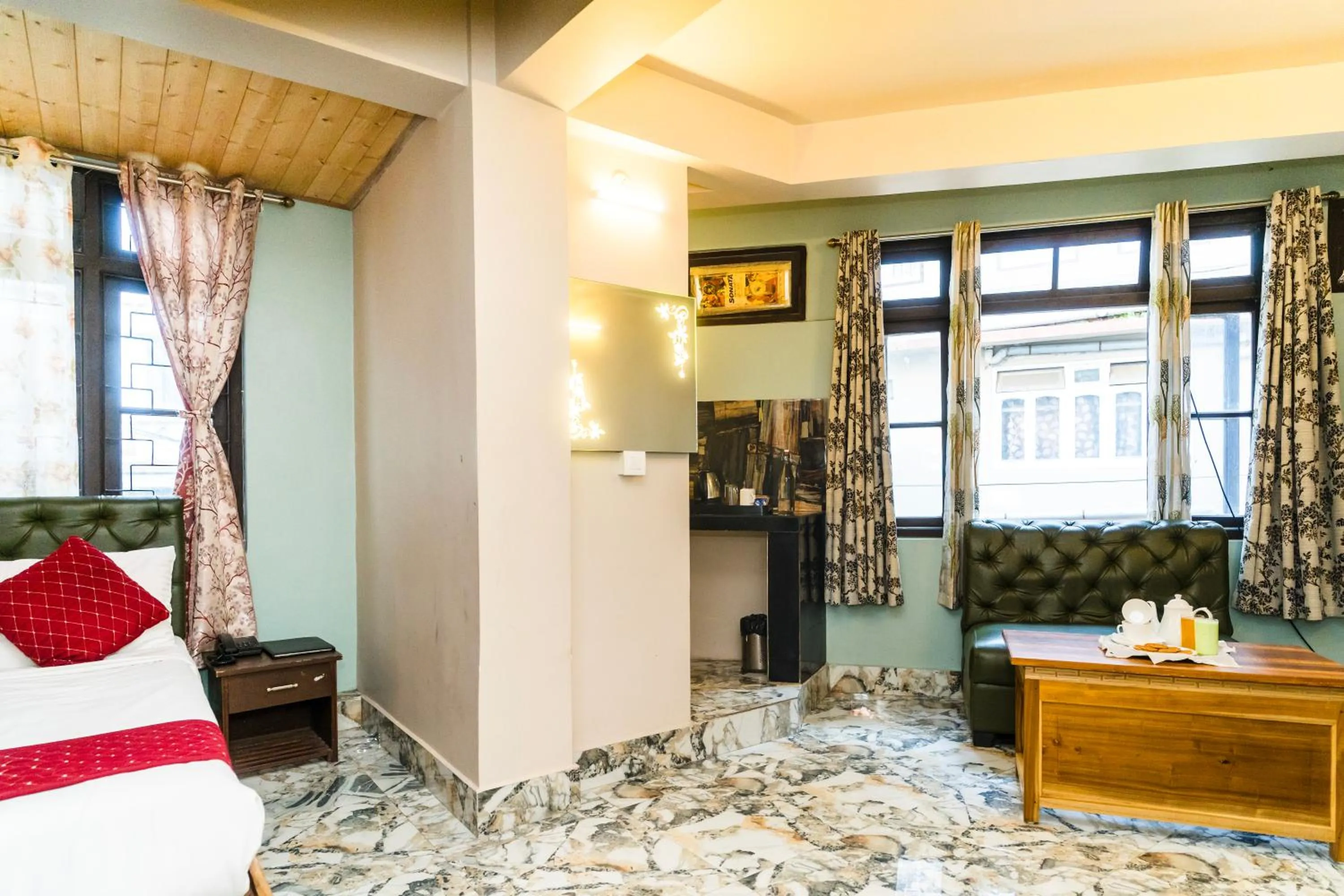 Bed in Sparrow Juniper Tree 2 min walk To Mg Marg