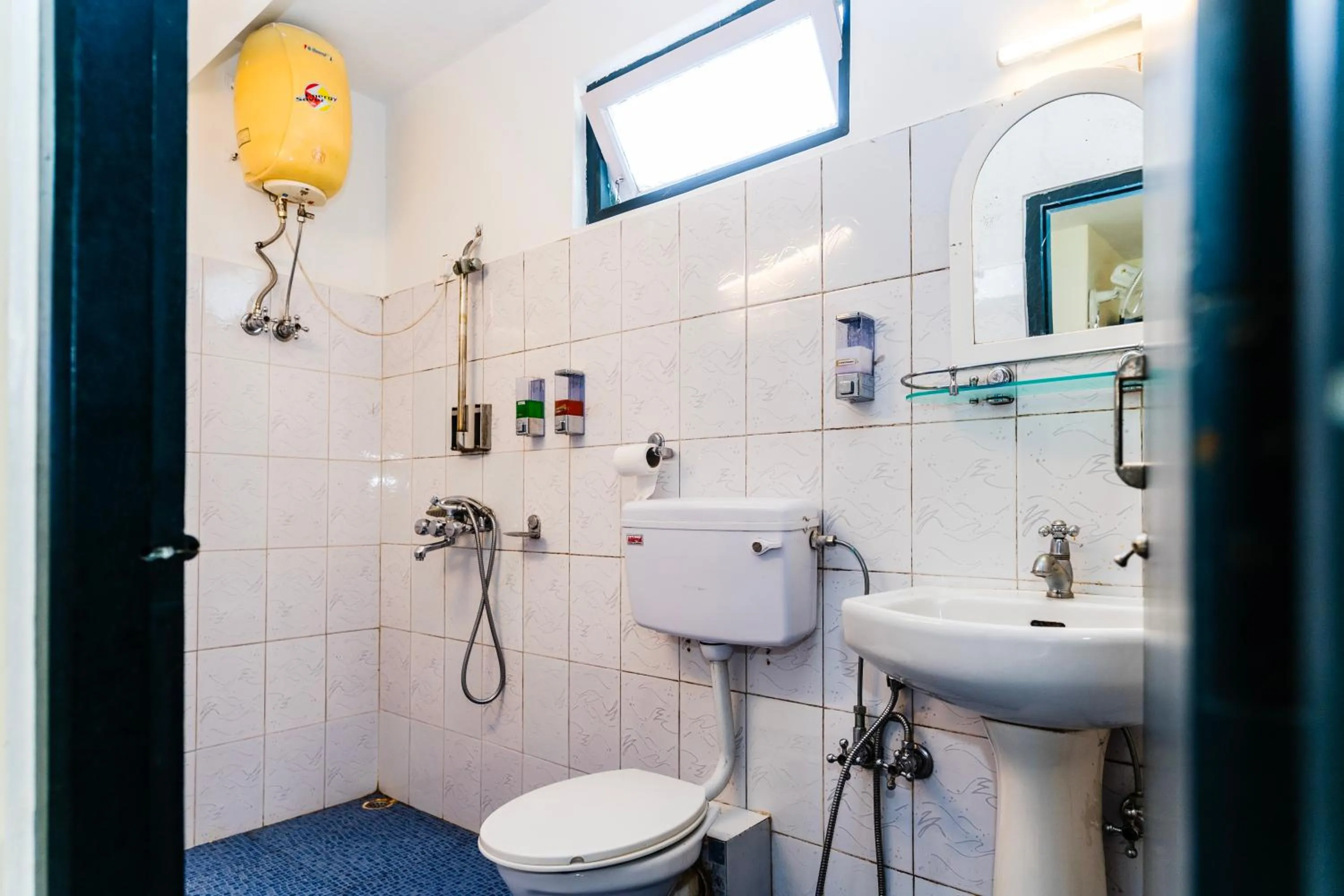 Shower in Sparrow Juniper Tree 2 min walk To Mg Marg