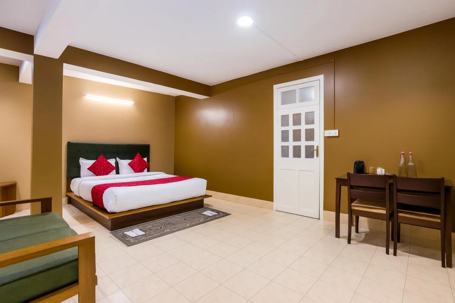 Bed in Sparrow Juniper Tree 2 min walk To Mg Marg