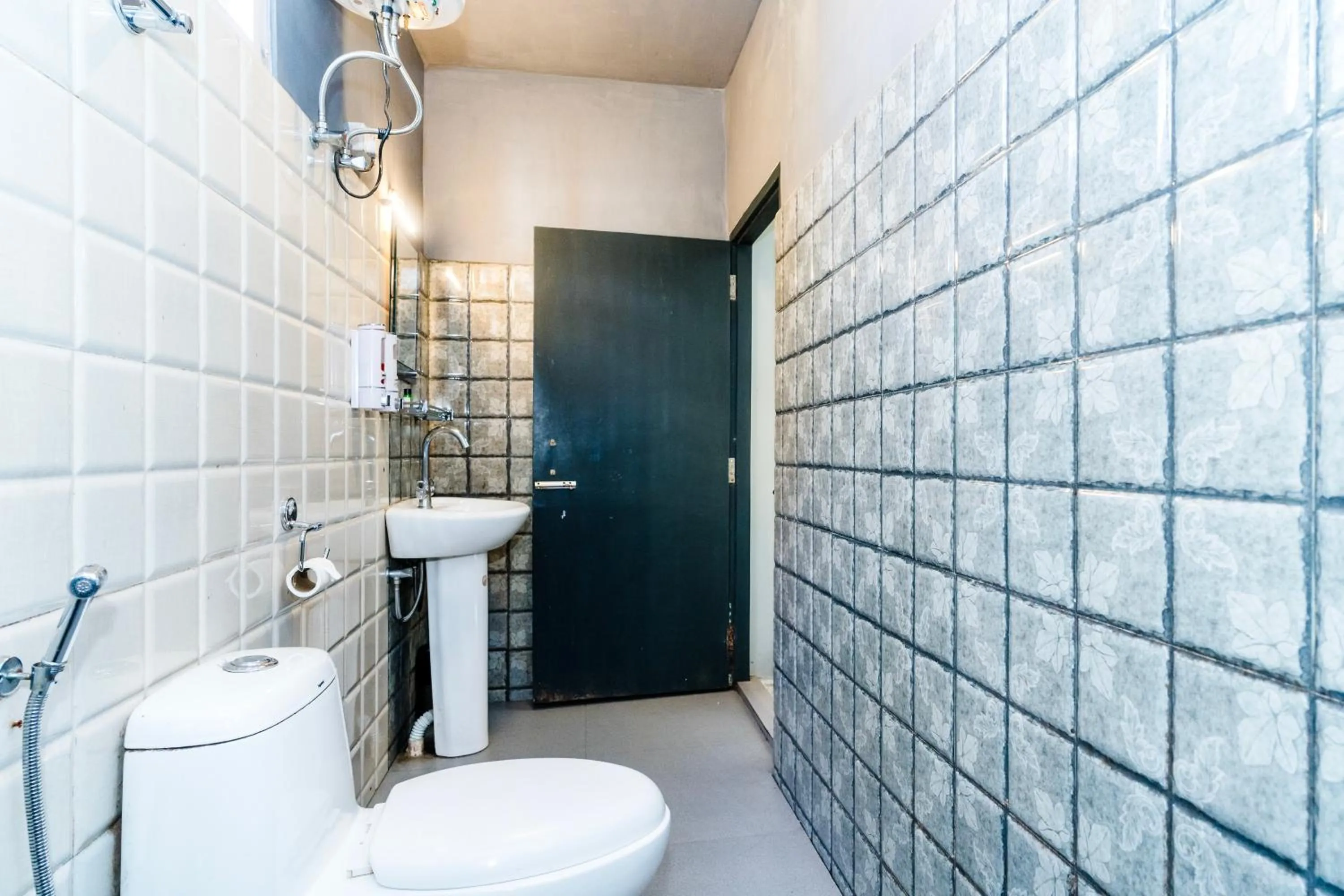 Shower in Sparrow Juniper Tree 2 min walk To Mg Marg