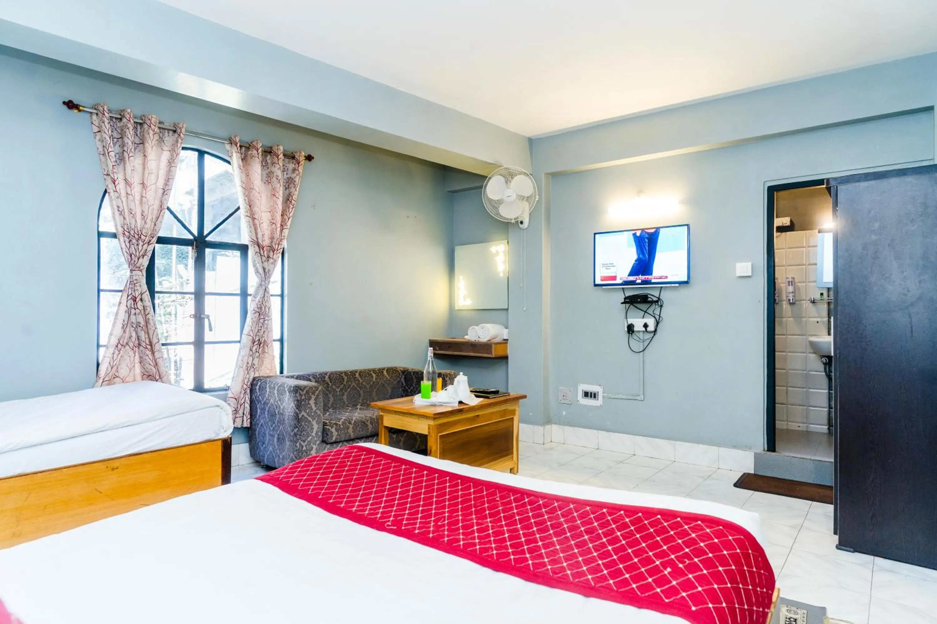 Communal lounge/ TV room, Bed in Sparrow Juniper Tree 2 min walk To Mg Marg