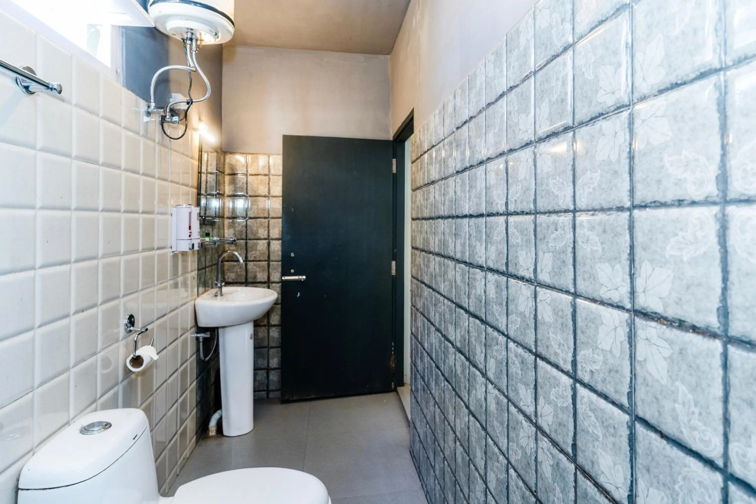 Shower in Sparrow Juniper Tree 2 min walk To Mg Marg