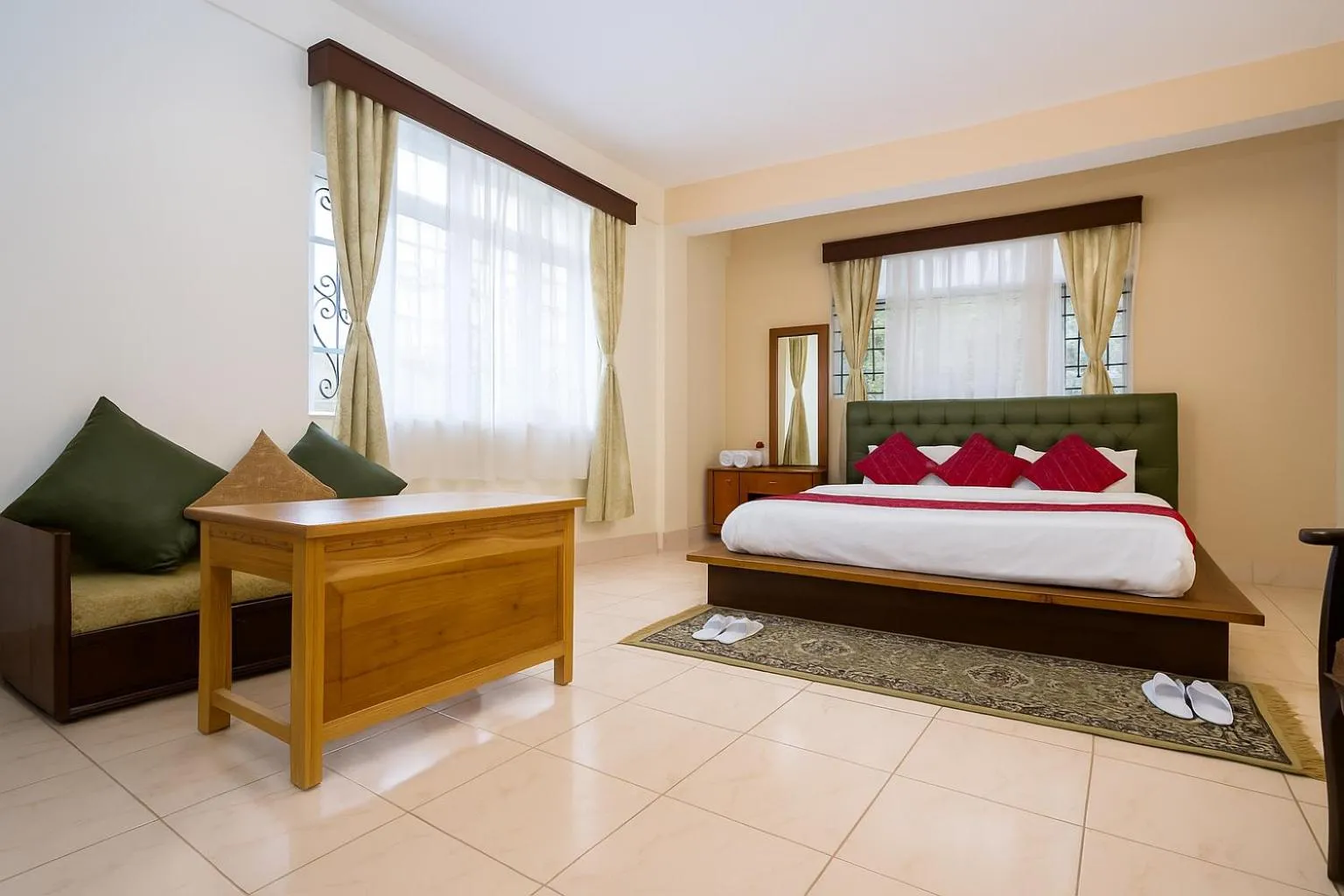 Bed in Sparrow Juniper Tree 2 min walk To Mg Marg