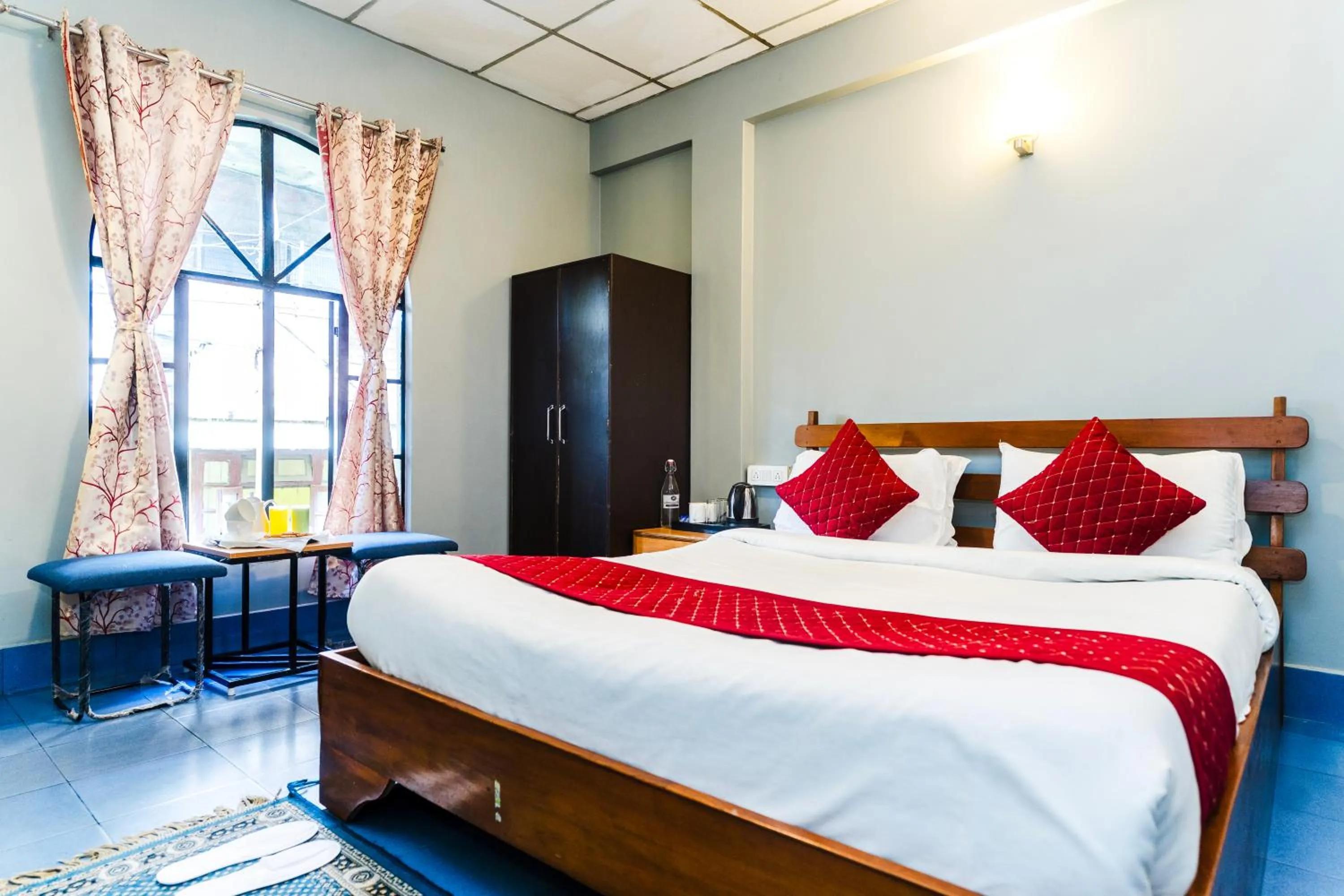 Bed in Sparrow Juniper Tree 2 min walk To Mg Marg