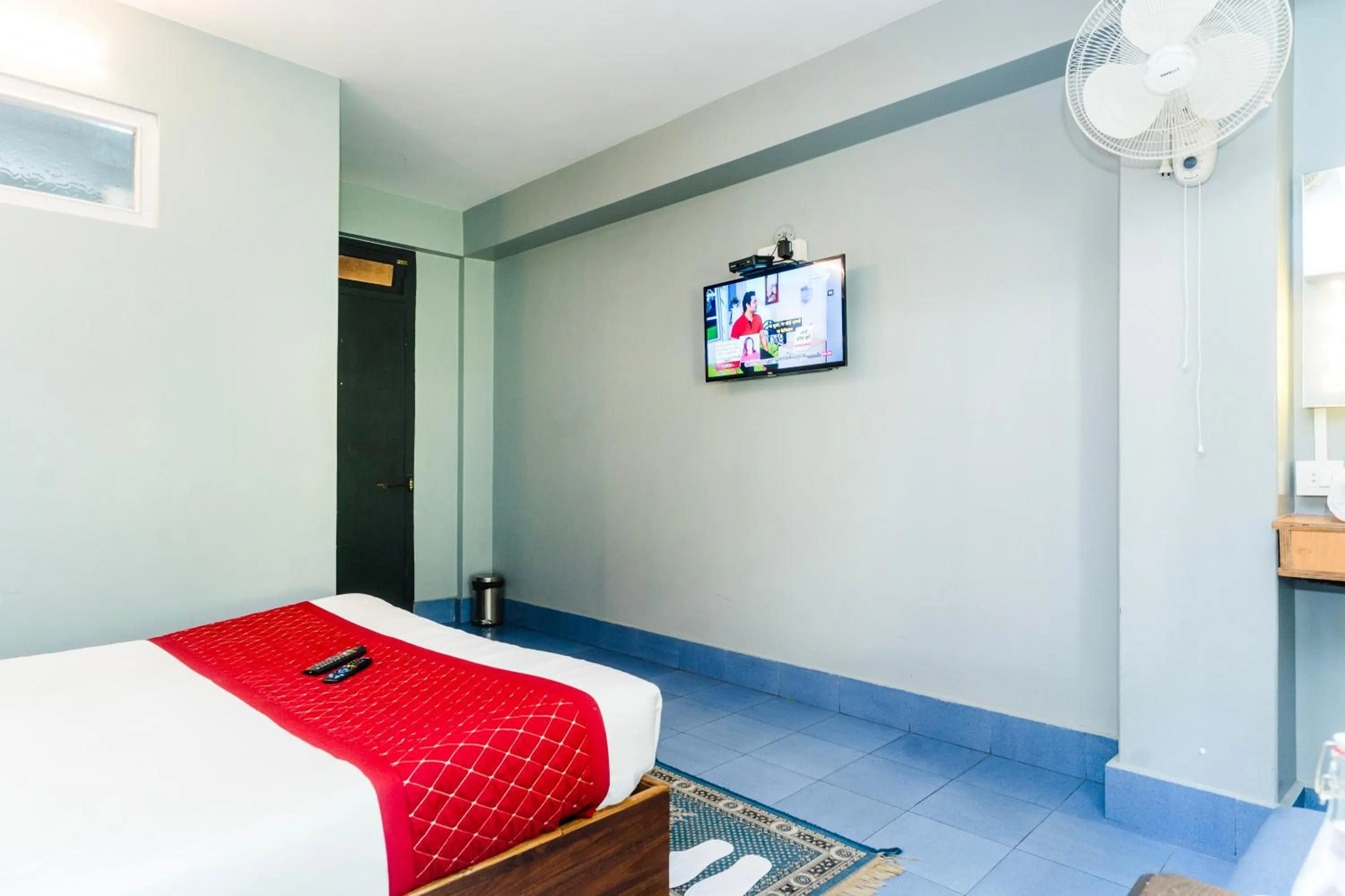 Communal lounge/ TV room, Bed in Sparrow Juniper Tree 2 min walk To Mg Marg