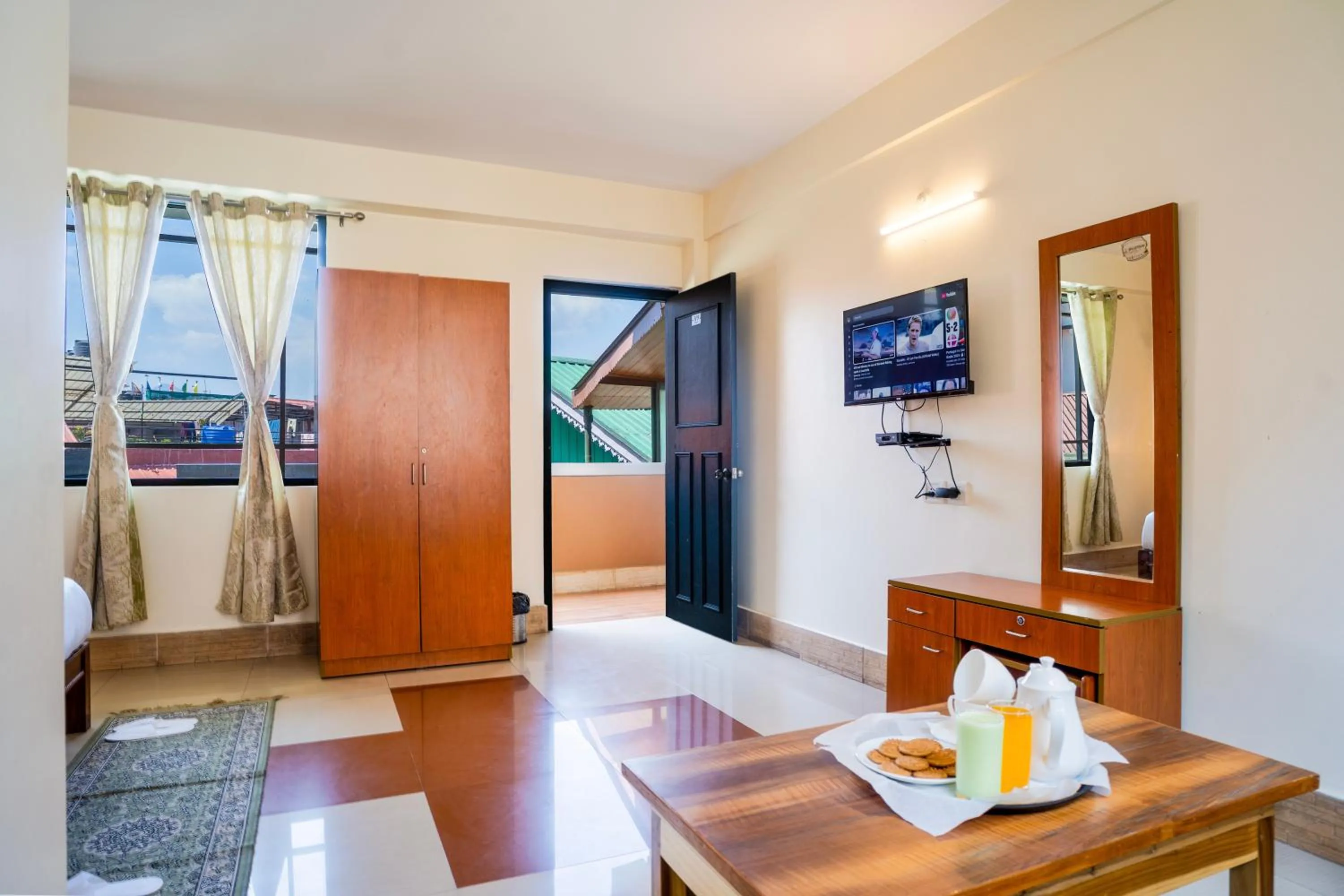 Bed in Sparrow Juniper Tree 2 min walk To Mg Marg